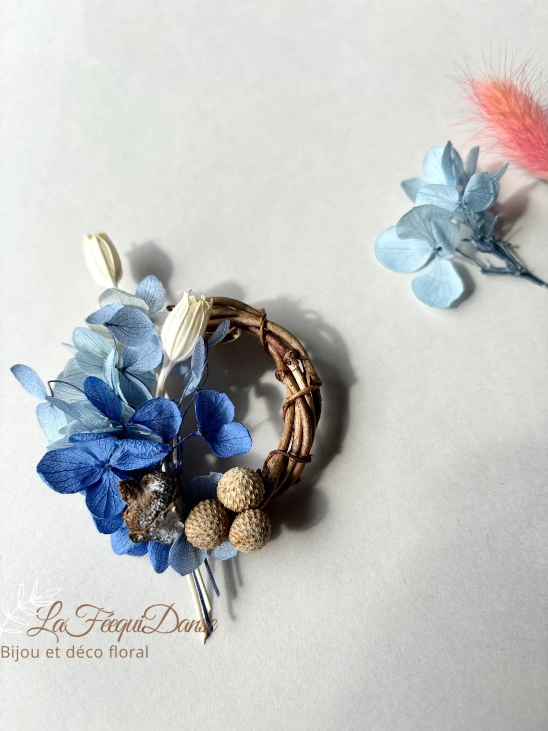 magnetic flower brooch blue white.JPG