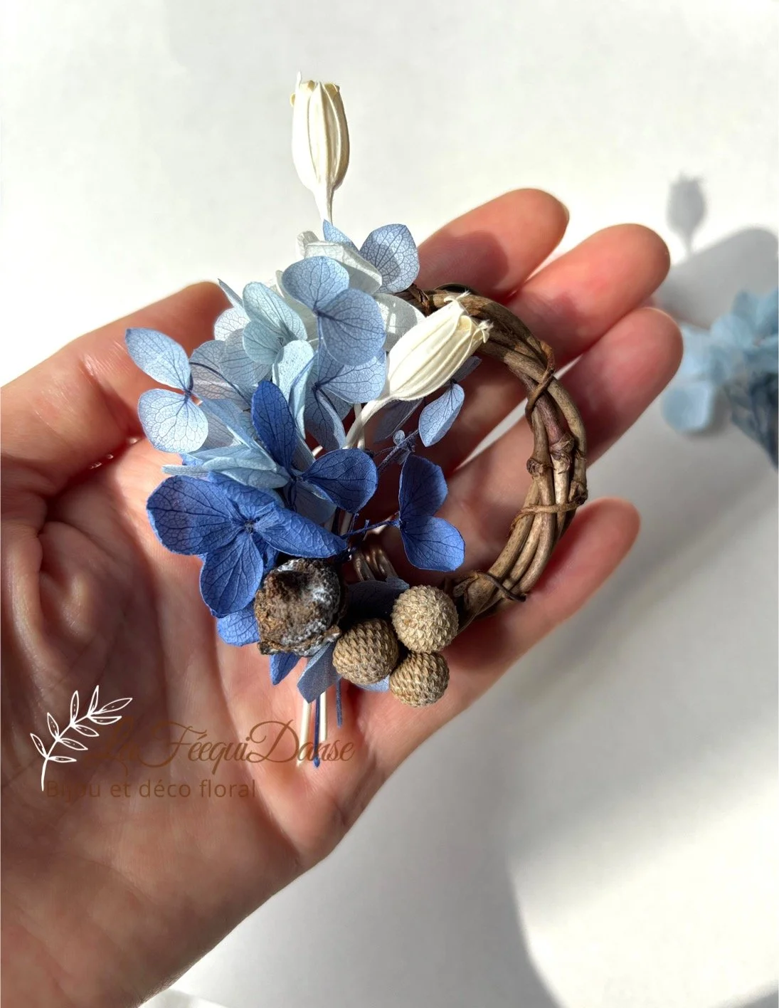 magnetic flower brooch blue white 4.JPG (Copy)
