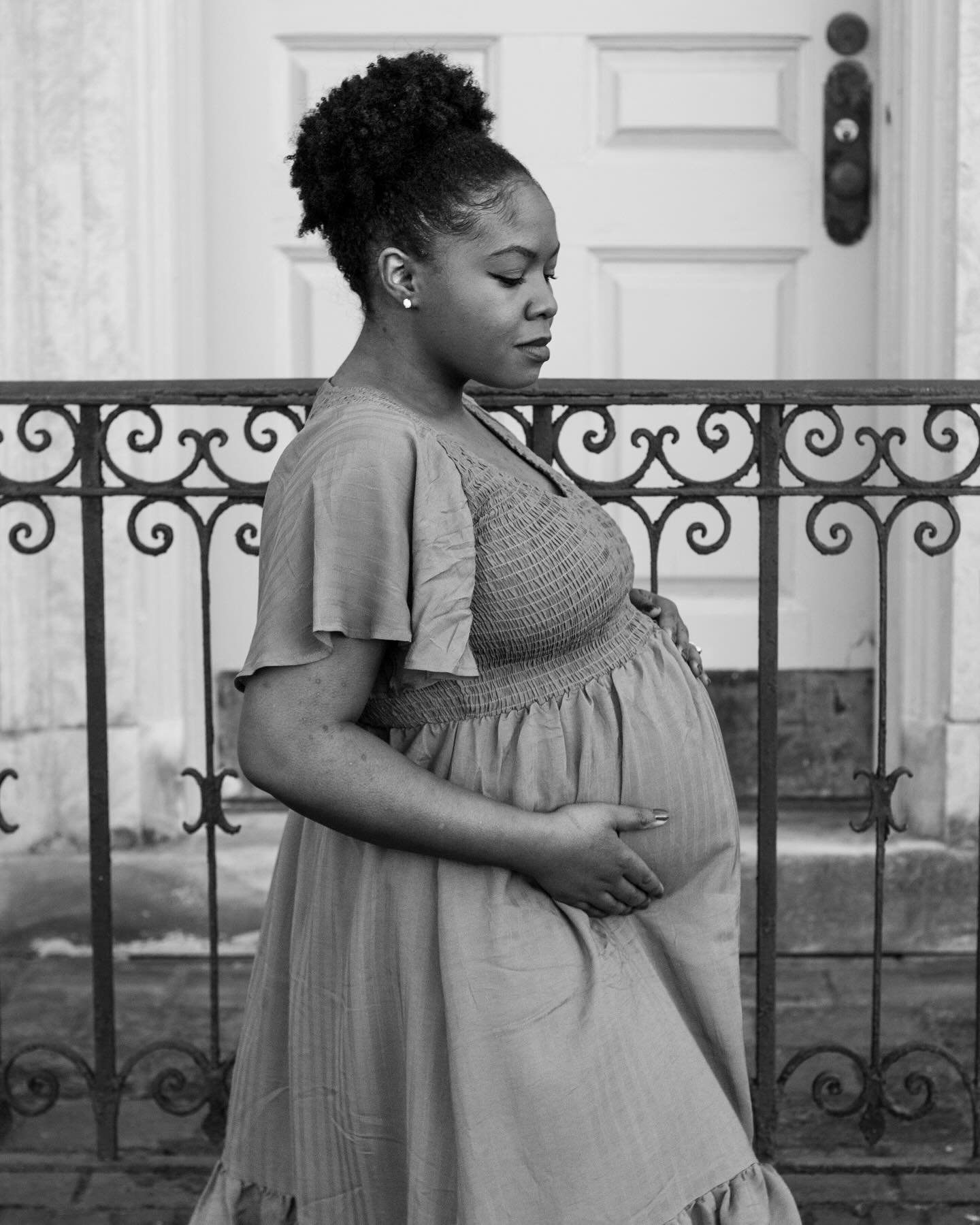 Sometimes I just can&rsquo;t get over how much I love black and white images! 🖤🤍 Just absolutely stunning! 😍 #momentswithmegan #lovewhatido #blackandwhite #blackandwhitephotography #maternityphotographer #virginiafineartmuseum #richmondva