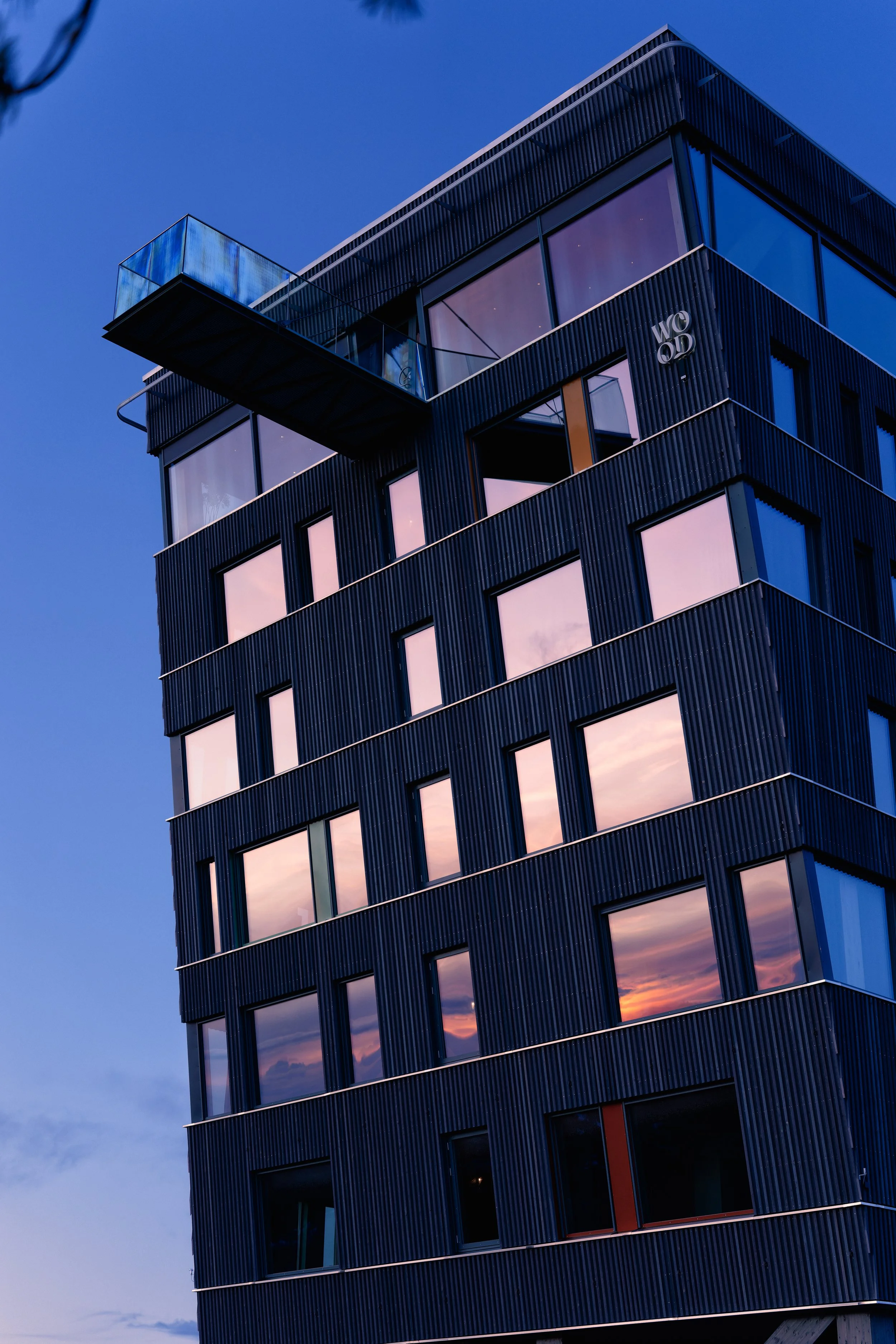 Solnedgangen og Landegode refleksjoner Wood Hotel.jpg