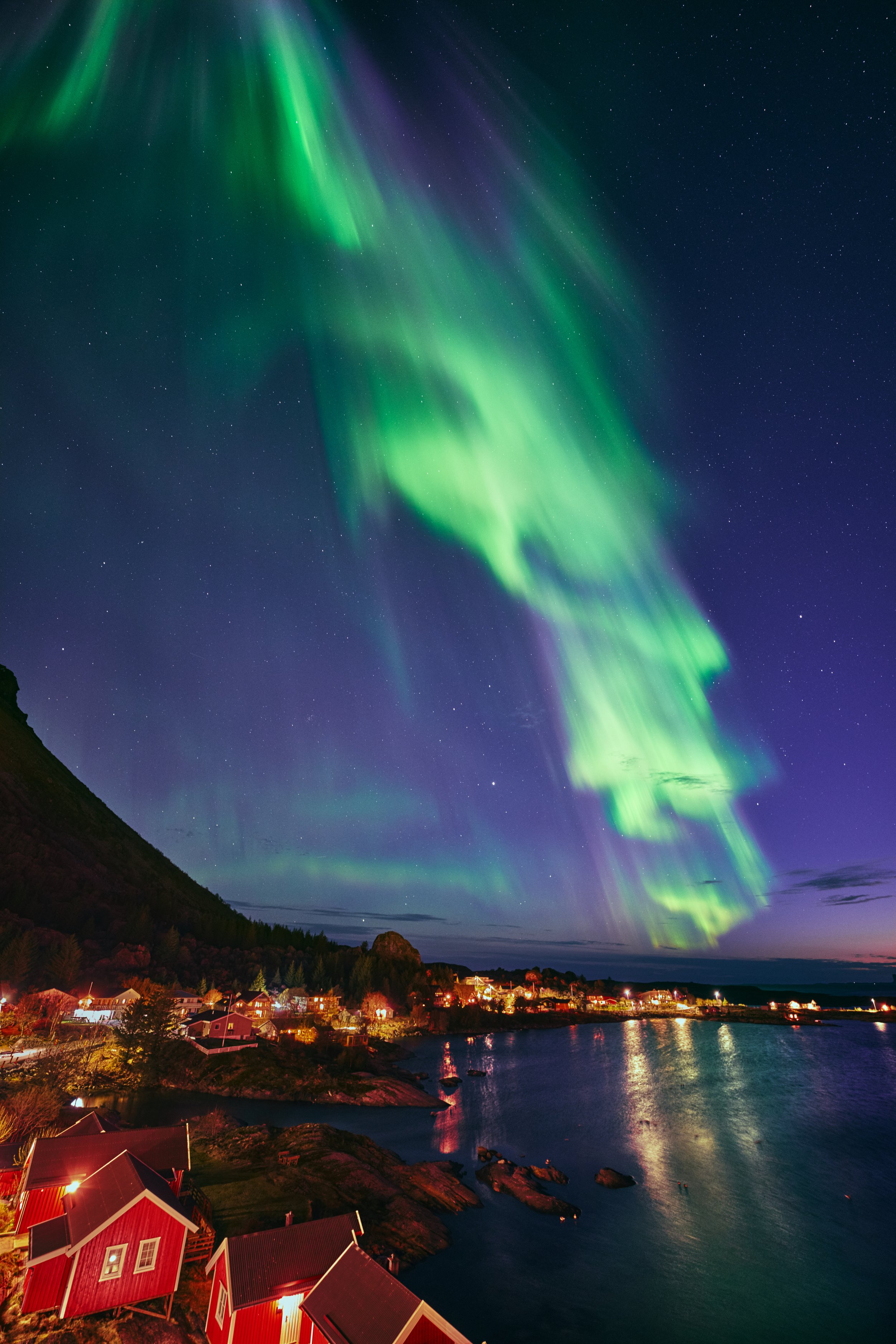 Nordlys over Lovund Hotell.jpg