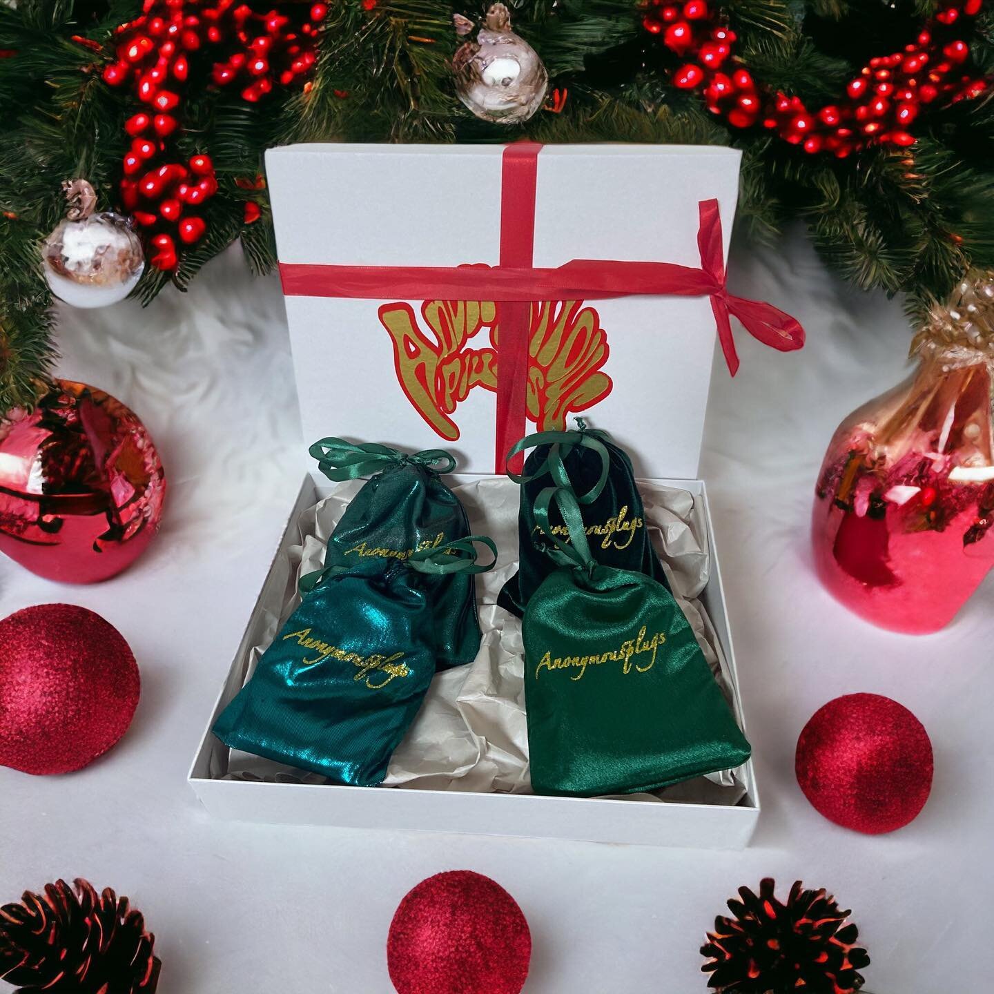 Unwrap the gift of style this holiday season with our Monochromatic Durag Package! 🎁✨ Elevate your look with our Forest Green set, featuring a plush velvet durag, a smooth satin durag, a captivating holographic durag, and a trendy mesh metallic dura
