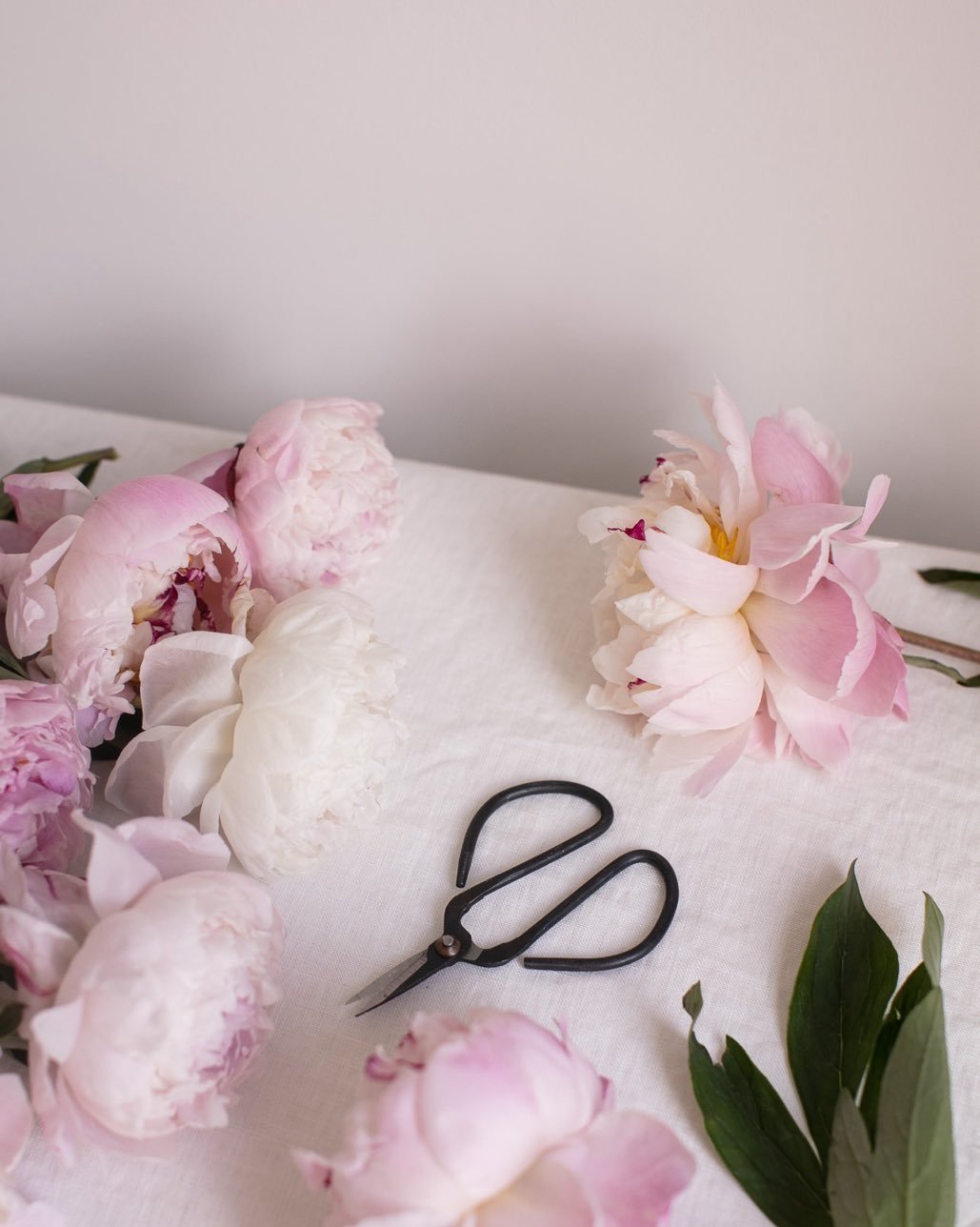 I&rsquo;ve been flowering for myself lately and it&rsquo;s been so fun to try new things and push my comfort levels all while using my favorite blooms. Peonies will always hold my heart

#weddingplanning #weddingcolors #neutralwedding #colorfulweddin