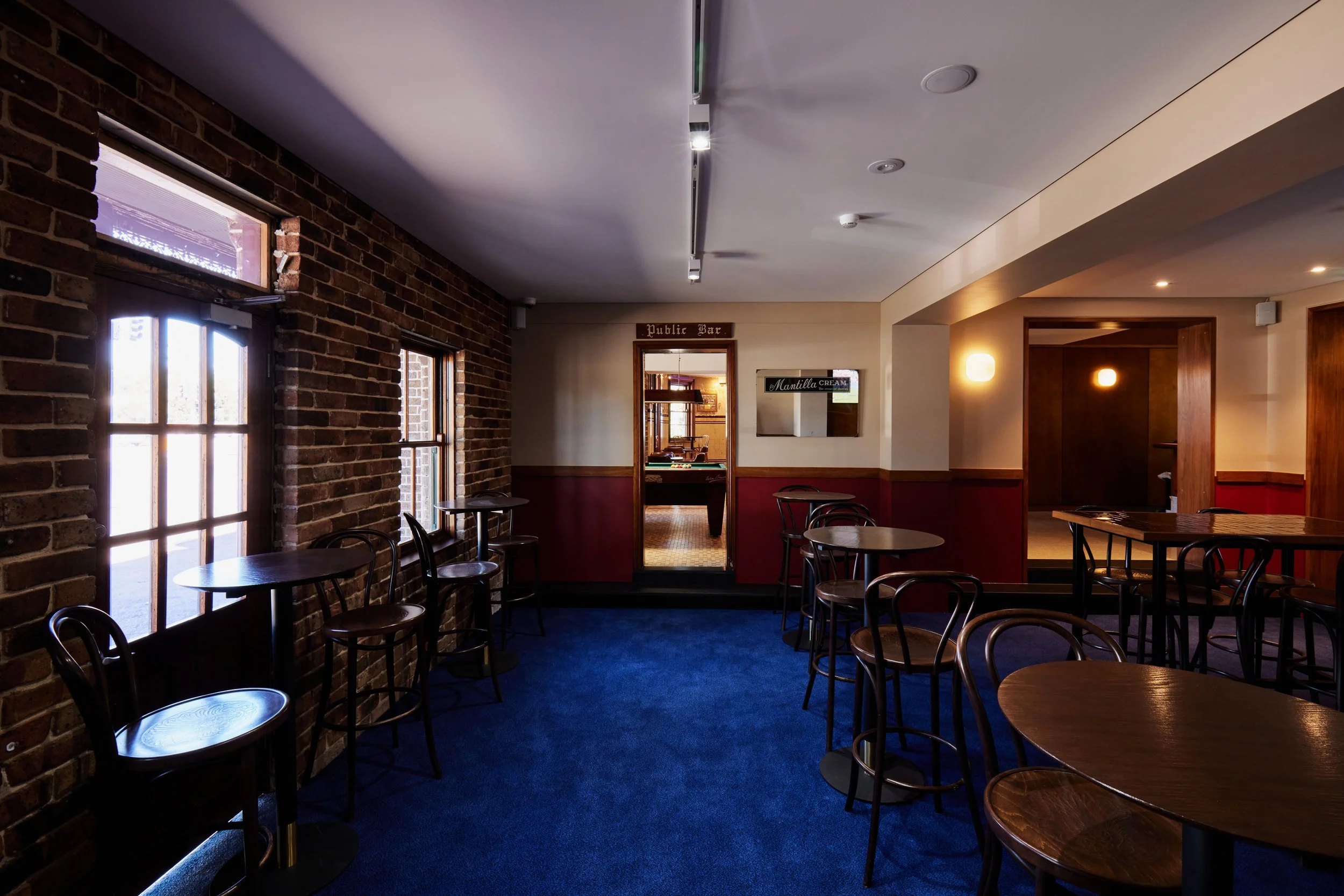 Australian_Hotel_02.jpg