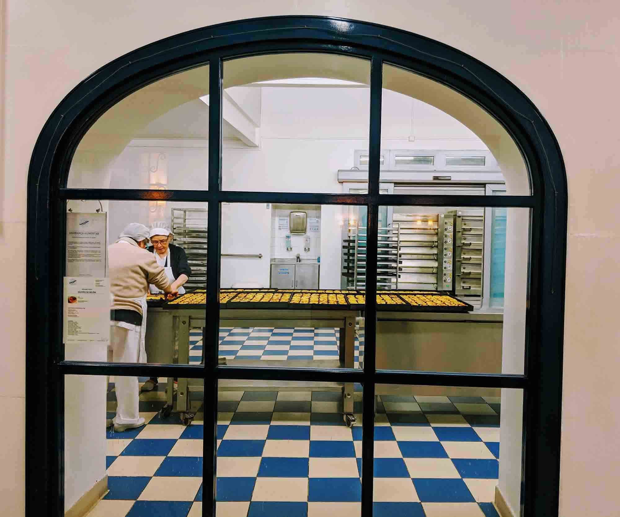 workers-at-pasteis-de-belem.jpg