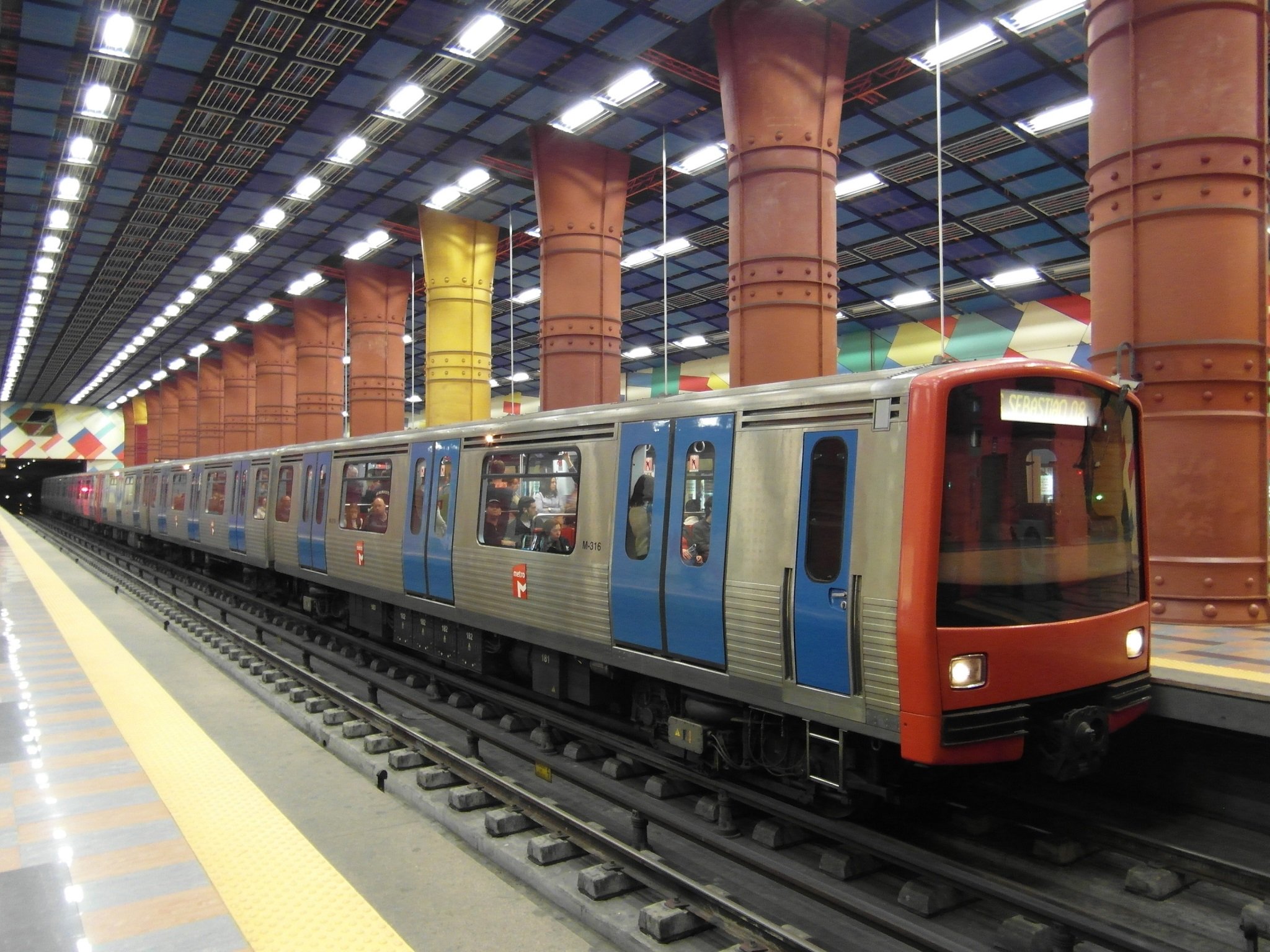 Lisbon-Subway-Train.jpg