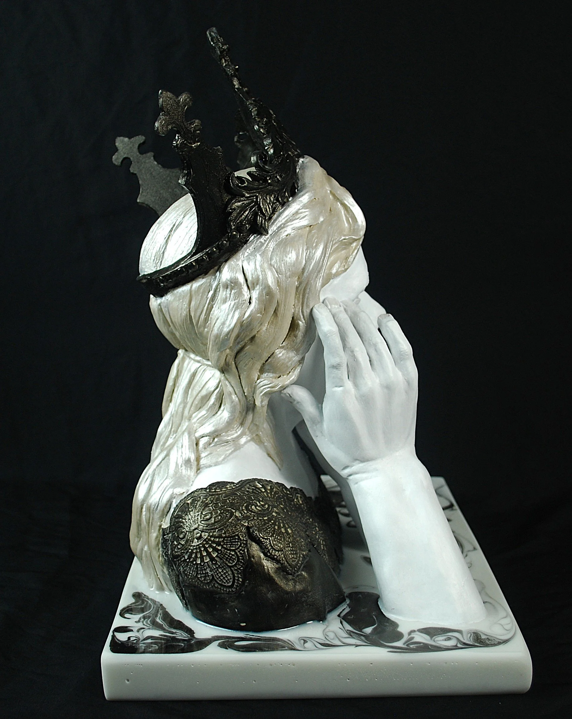 Right view of Crowned Reflection ceramic sculpture by Sharon Cruson