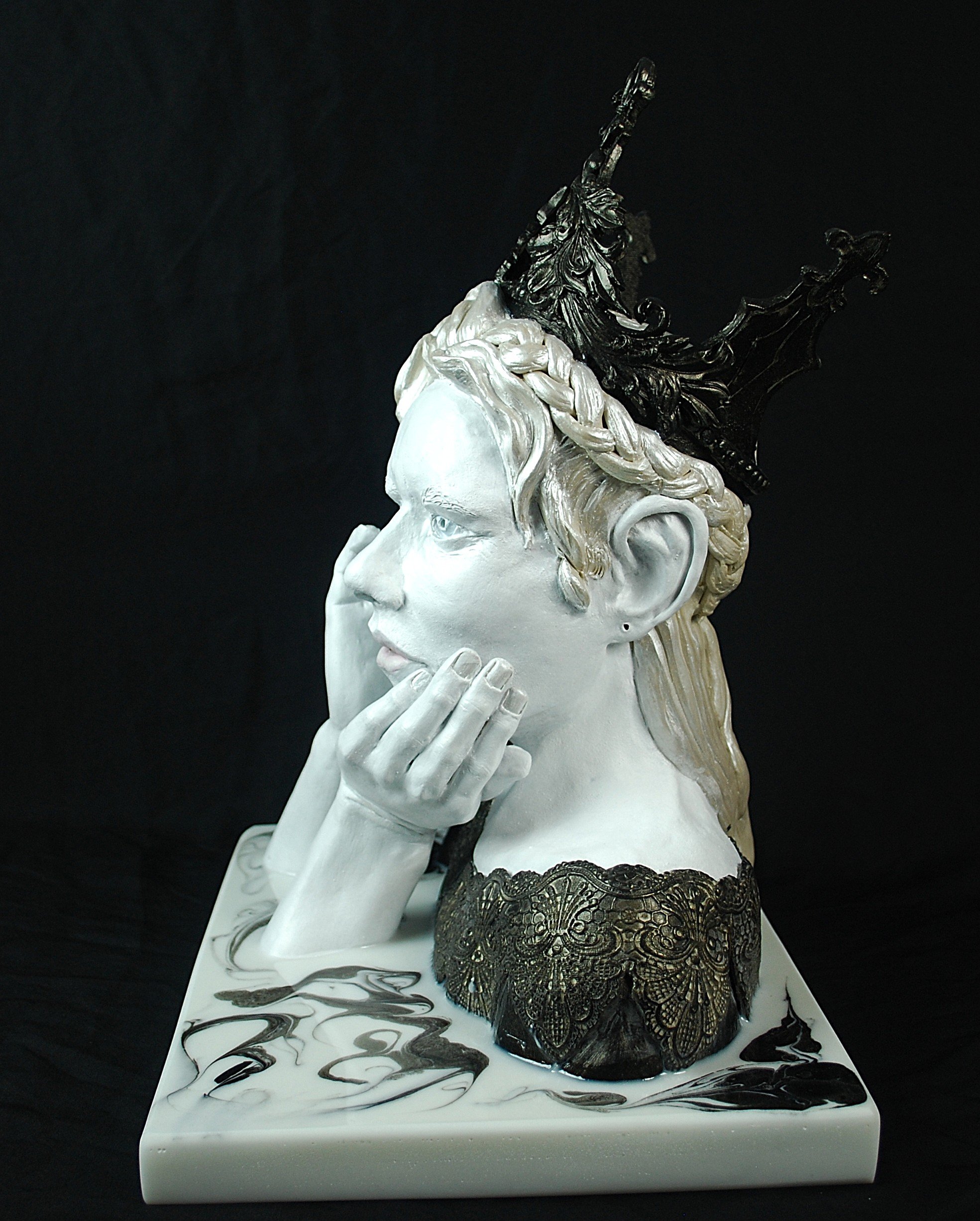 Left view of Crowned Reflection ceramic sculpture by Sharon Cruson