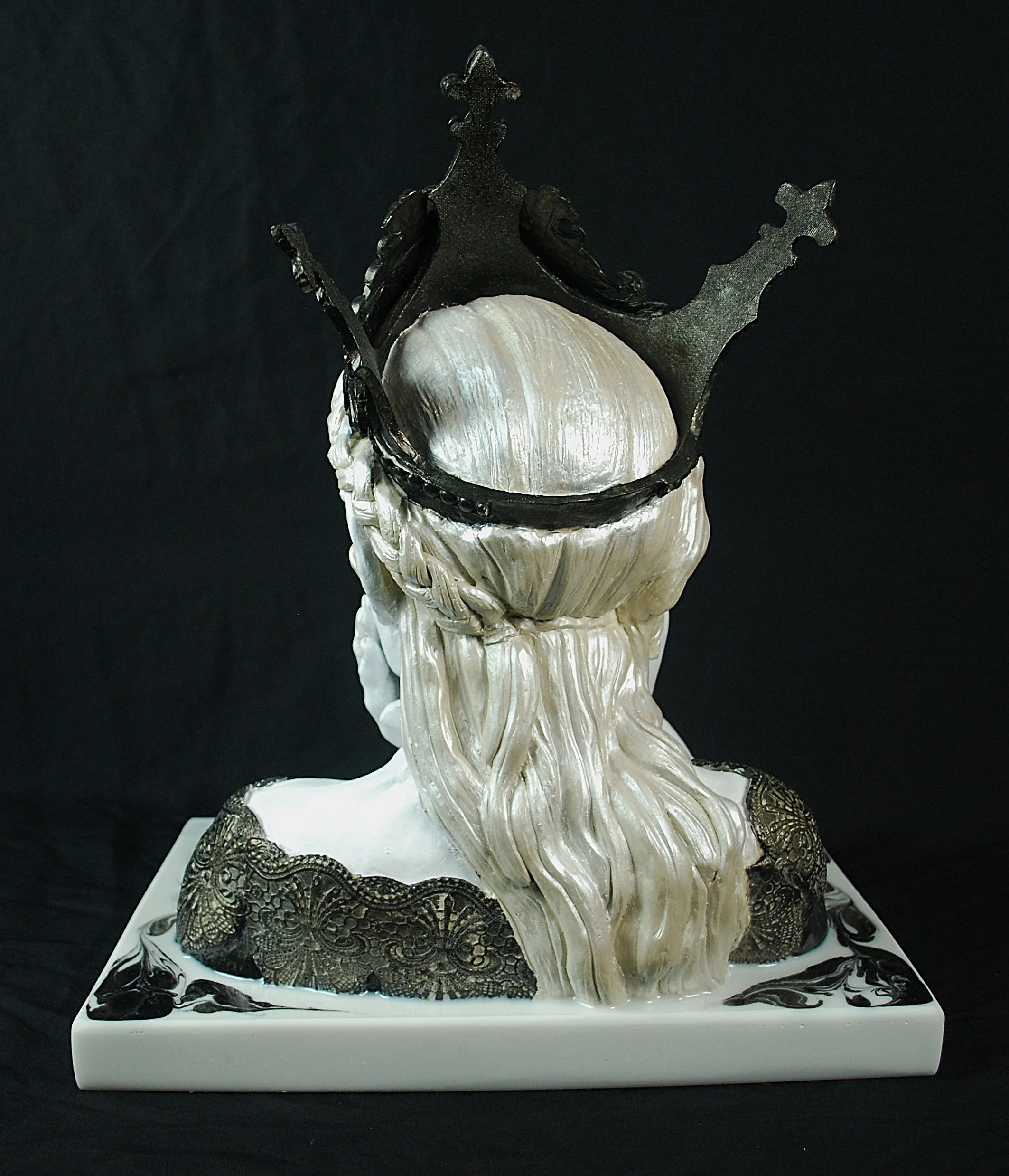 Detail view of Crowned Reflection ceramic sculpture by Sharon Cruson