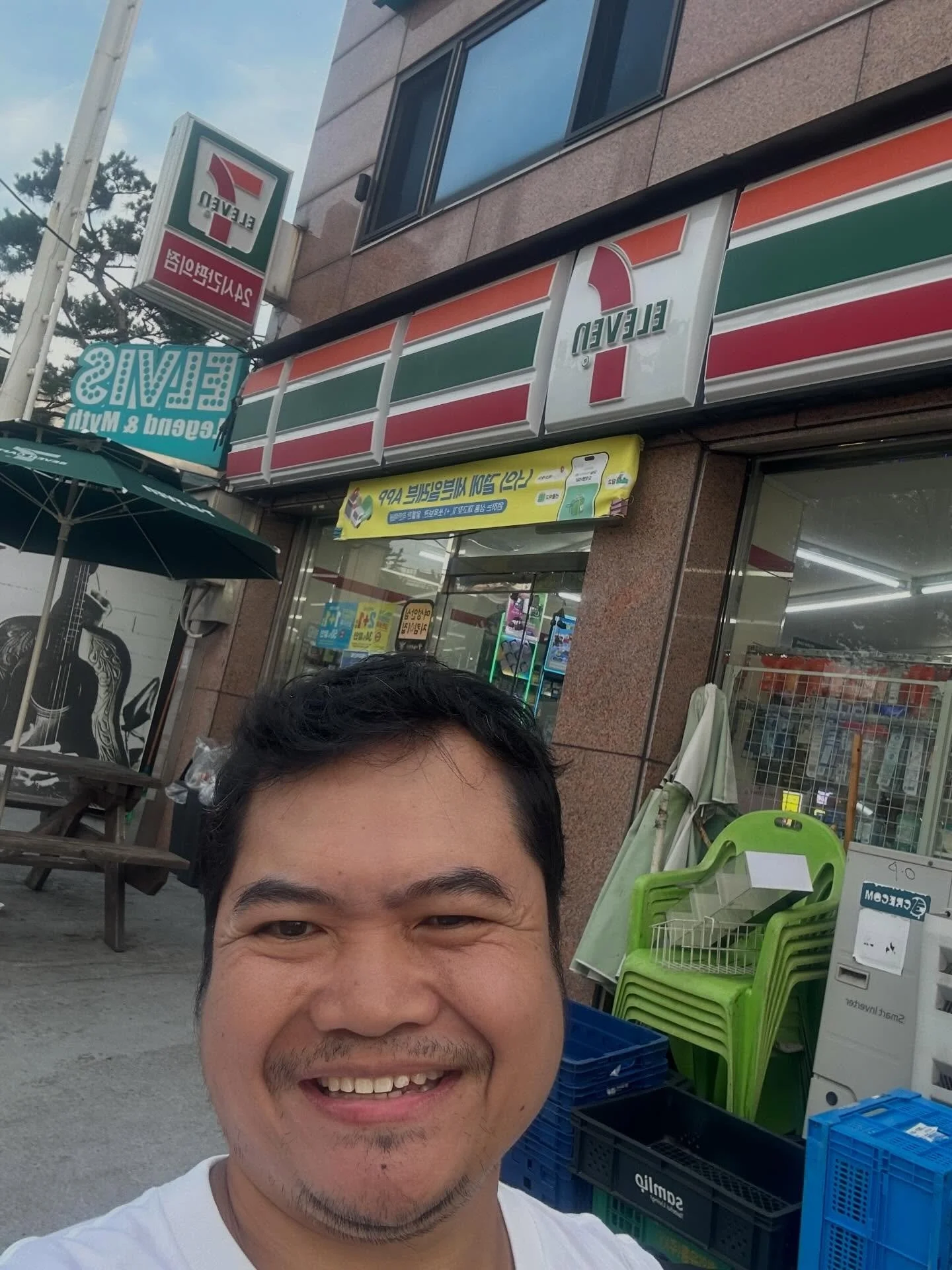 Your friendly convenience store in the neighborhood 

#seoul #southkorea #7eleven #ConvenienceStore #wanderlust #journey #adventire #travel #vacation #trip #jmnieva