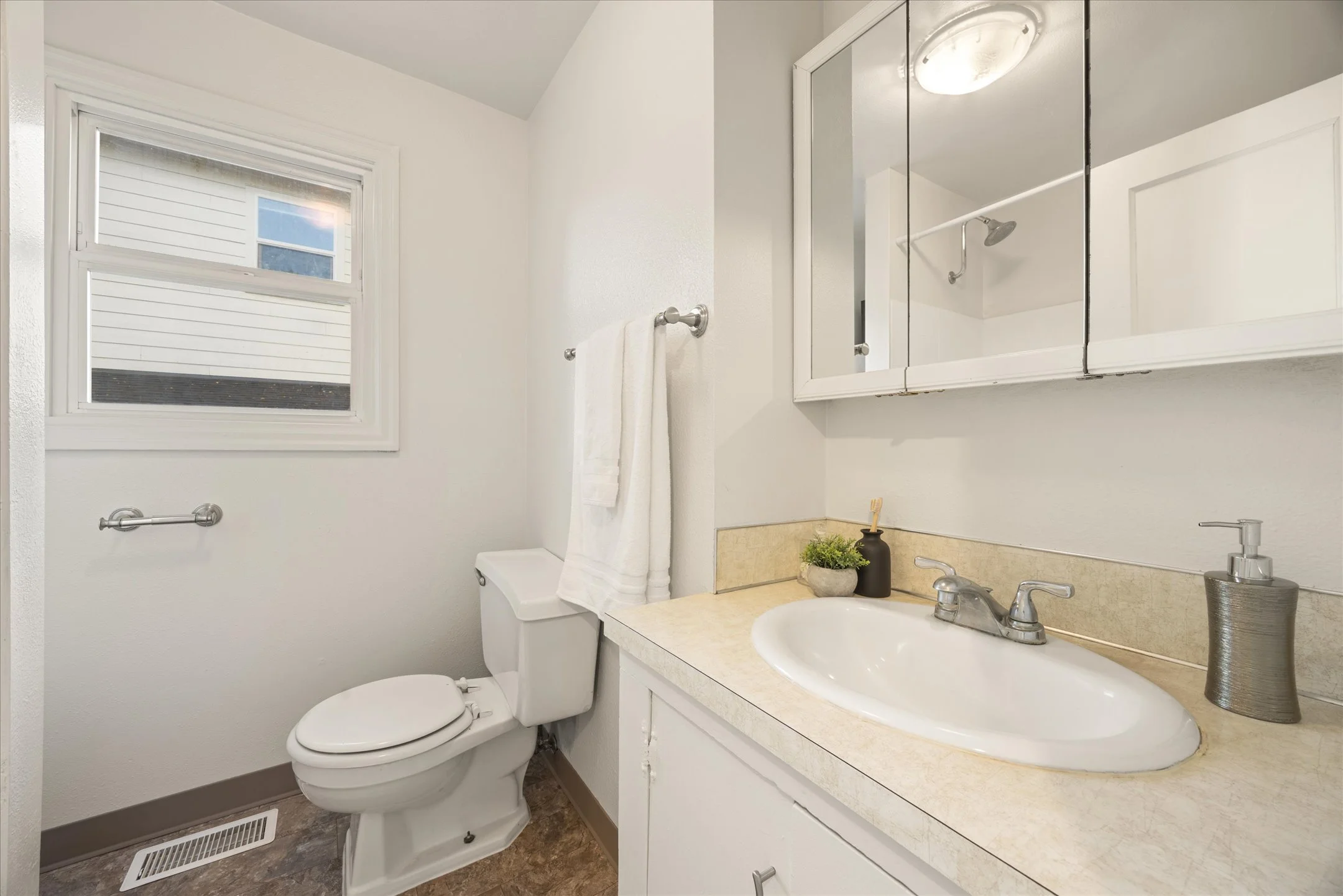 19-3444 Se Rockwood St 97222-19.jpg