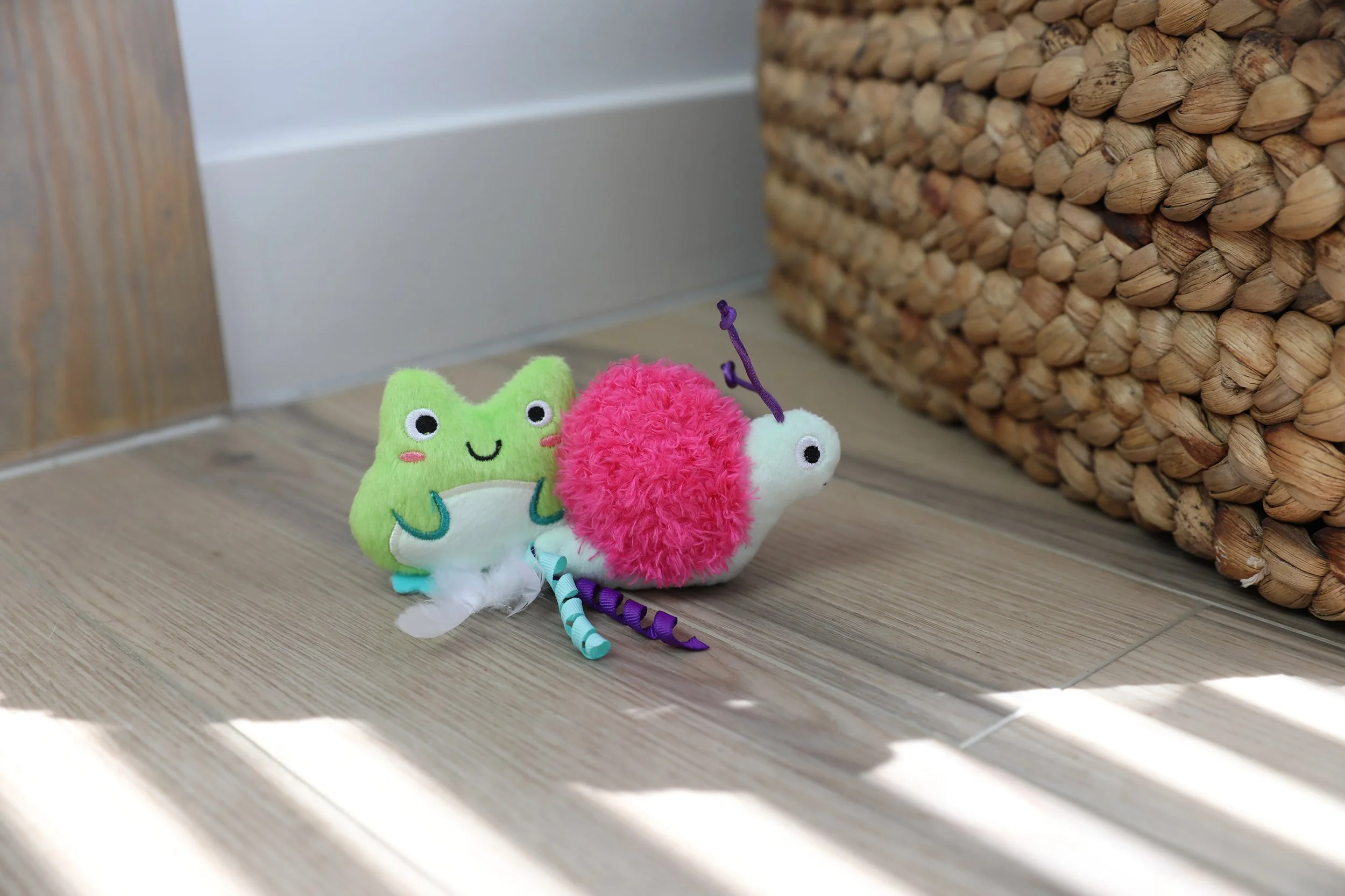 17378_QK_GlowingForest_Glowing_Critters_2PK_Life_01.jpg