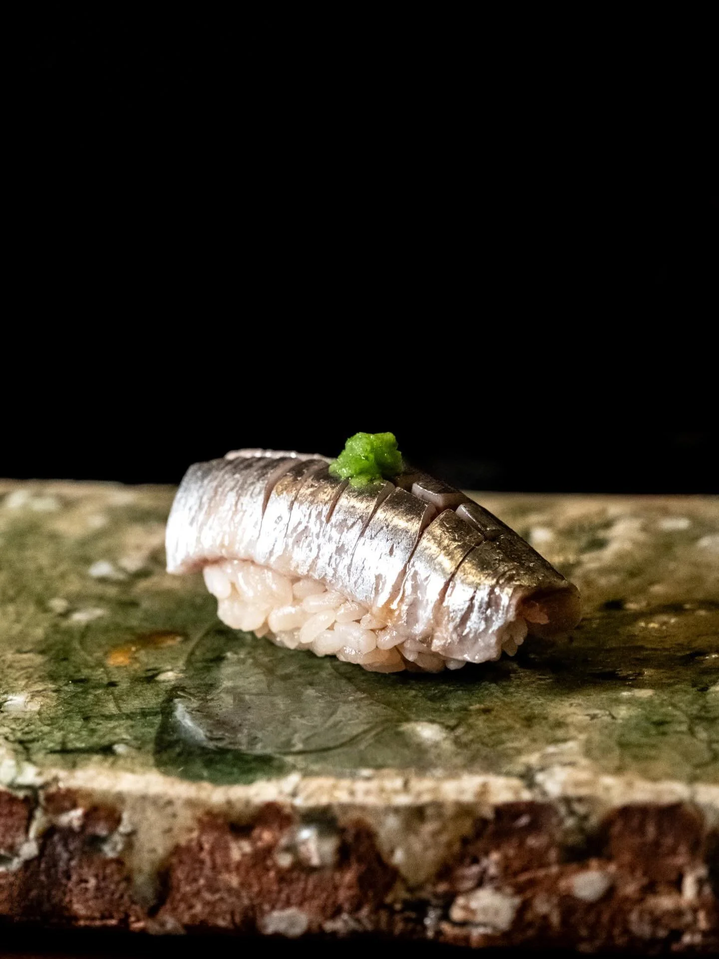 Omakase is built on connection.

An exchange between chef and guest, guided by attention and trust.

A nod, a gesture, a single piece placed with care.

These small moments shape the heart of the dining experience.

#chefsatoshi #omakaseexperience #j