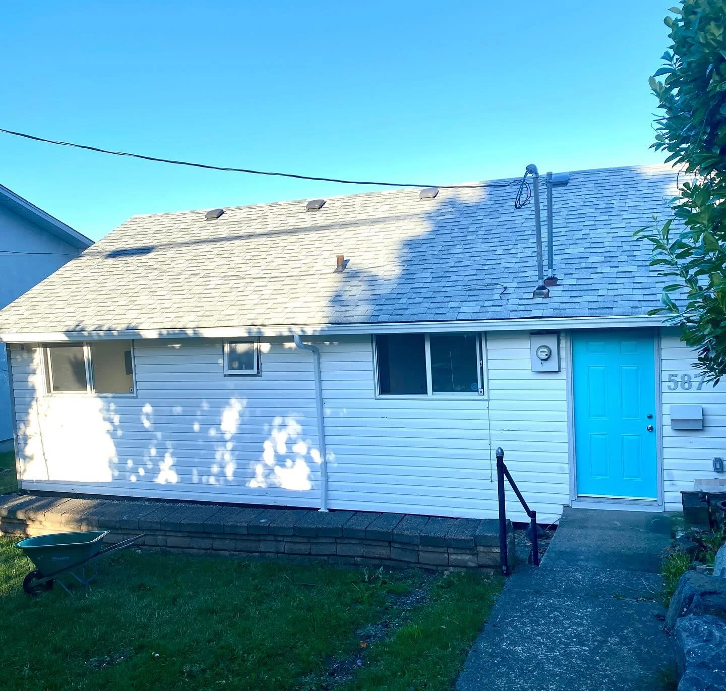 New exterior look for this rancher ✨ 

#beforeandafter #exterior #roofing #paint #vinyl #echorenovations