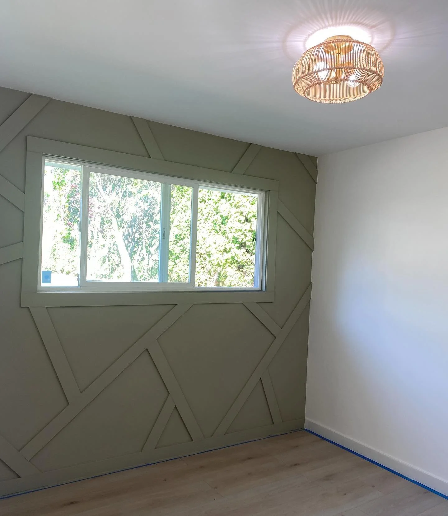 Upgrades to bedrooms don&rsquo;t have to be extensive to make a huge impact. 

#beforeandafter #renovations #femaleintrades #bedroommakeover #echorenovations #featurewalls
