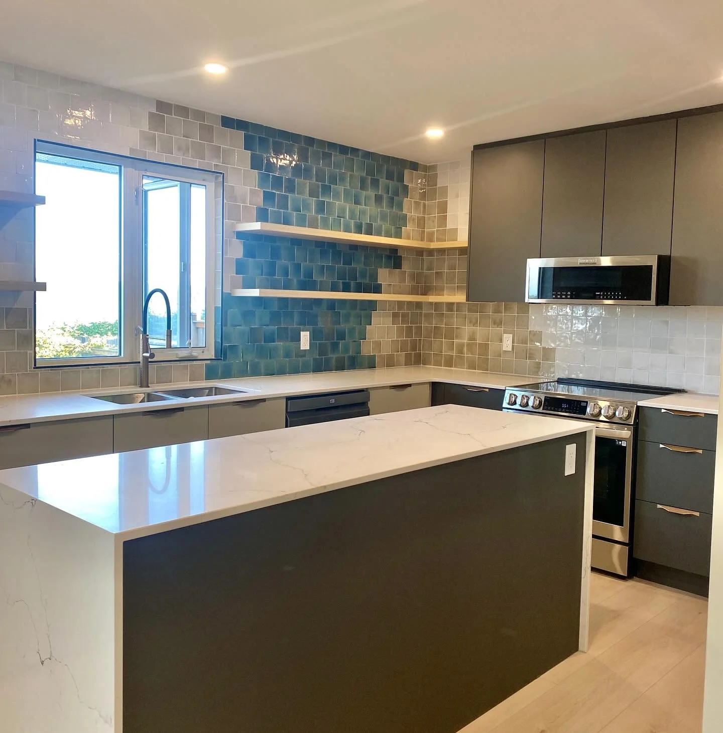 SO many people told me to maybe not do this &ldquo;river&rdquo; tile idea of mine. 

Glad I didn&rsquo;t listen. 

Design is personal 😌 ✨ 

#kitchenrenovation #kitchenbeforandafter #renovations #echorenovations #tile #design