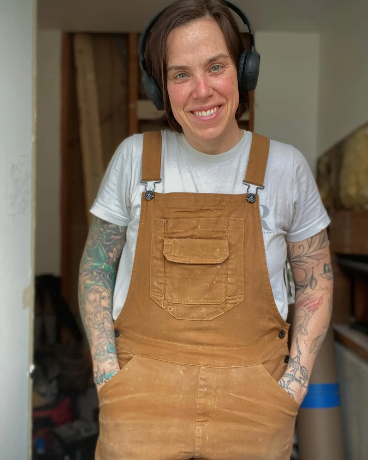 Happy Friday ☀️ 🎶 🎧 🫡

 #echorenovations #womenintrades #carpentry #finefinishfriday #vancouver #tunes #yvr #homerenovations #beforeandafter