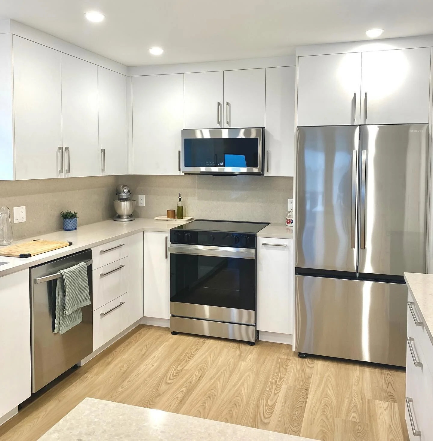 A wonderful completion of the Burnaby kitchen and dining room renovation. 
Finished in time for the holidays ❄️ 🎄 

#beforeandafter  #kitchenrenovation #vancouver #womenintrades #construction #renovation #femalecontractor #echorenovations #yvr
