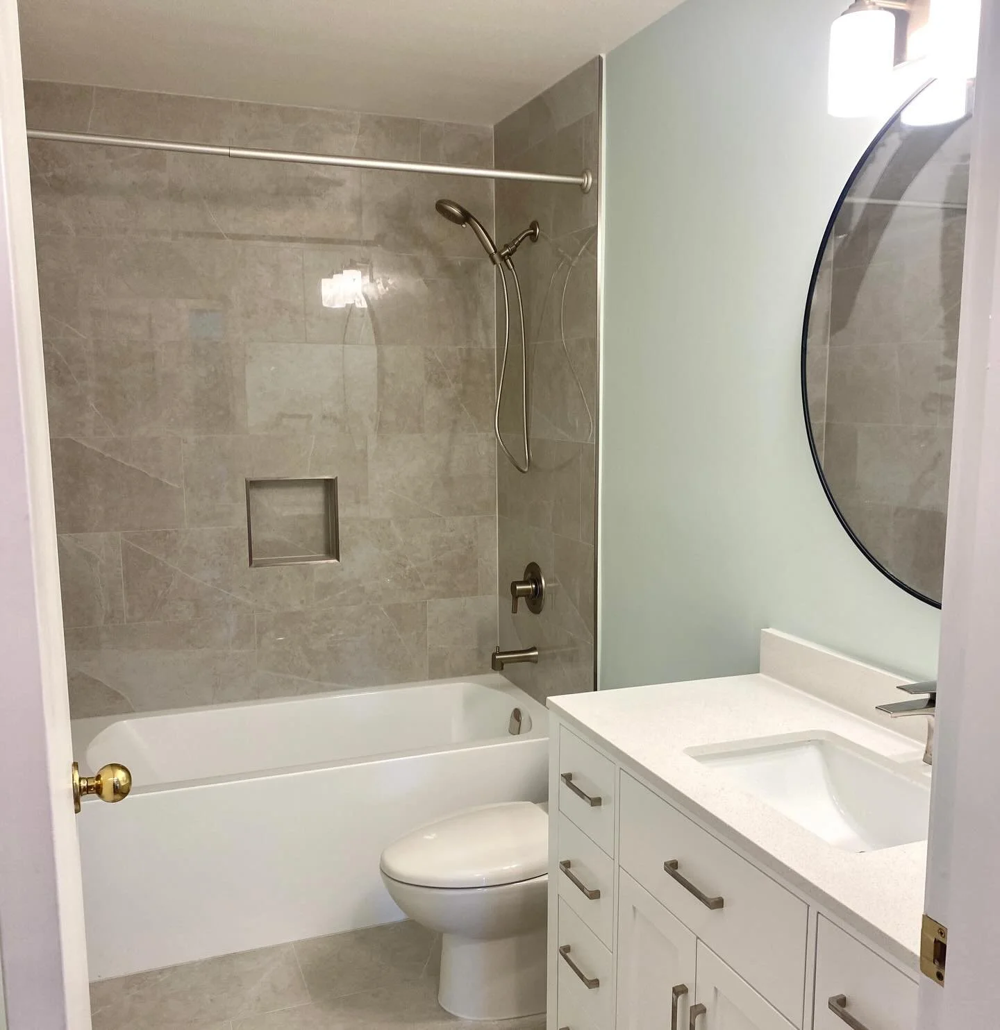 Two bathroom refreshes for some friends in East Van ✨ 

#echorenovations #bathrooms #renovations vancouver