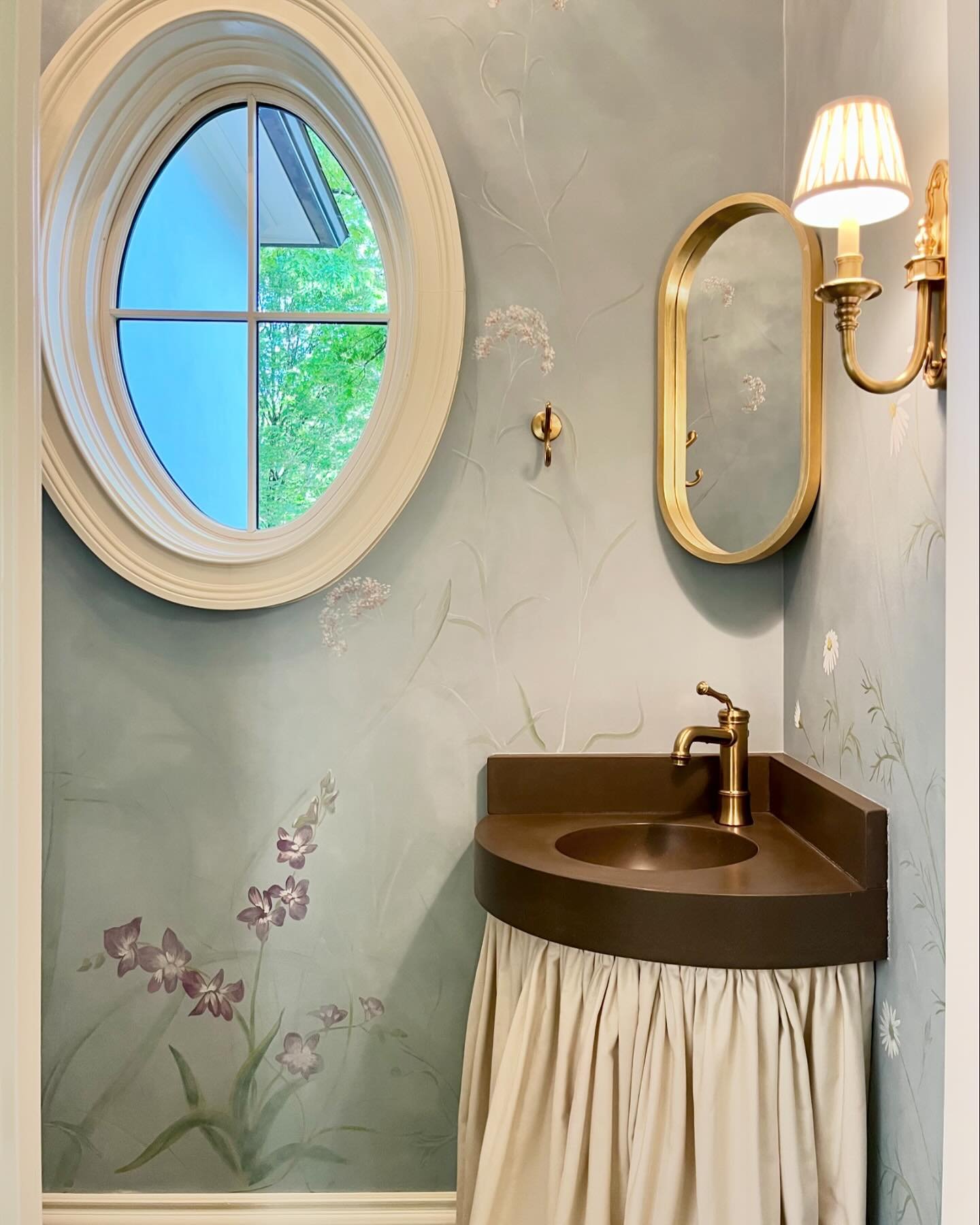 Isn&rsquo;t this French country modern powder room divine?! 😍 I&rsquo;m so grateful for my wonderful clients who invited me to paint this mural in Atlanta. 🙏

I love incorporating clients&rsquo; favorite plants into the murals, in this case, purple