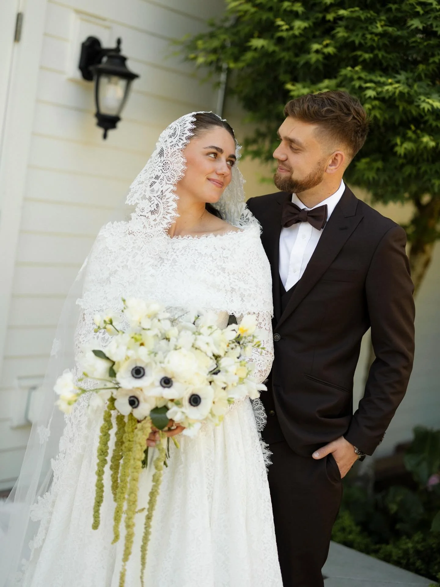 Some beautiful portraits from Ben + Viktoria&rsquo;s wedding over the weekend 🤍
.
.
#oregonweddingphotographer #weddingday #weddingphotography #bride #weddingdayinspo