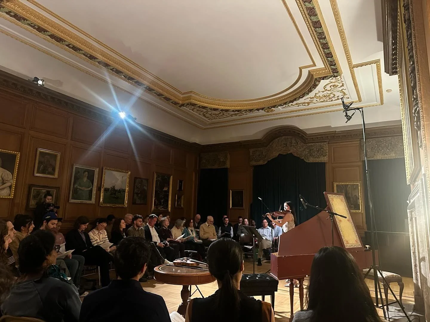 Was this one of the wildest weeks of my life?
4 days
2 concerts
3 violins
4 tunings
1 little nibble from my disapproving cat 
1 &uuml;ber pretzel from @artsandcrafts.newyork!!

Thank you to @nathanhwhittaker @able_airs for fiddling around with me and