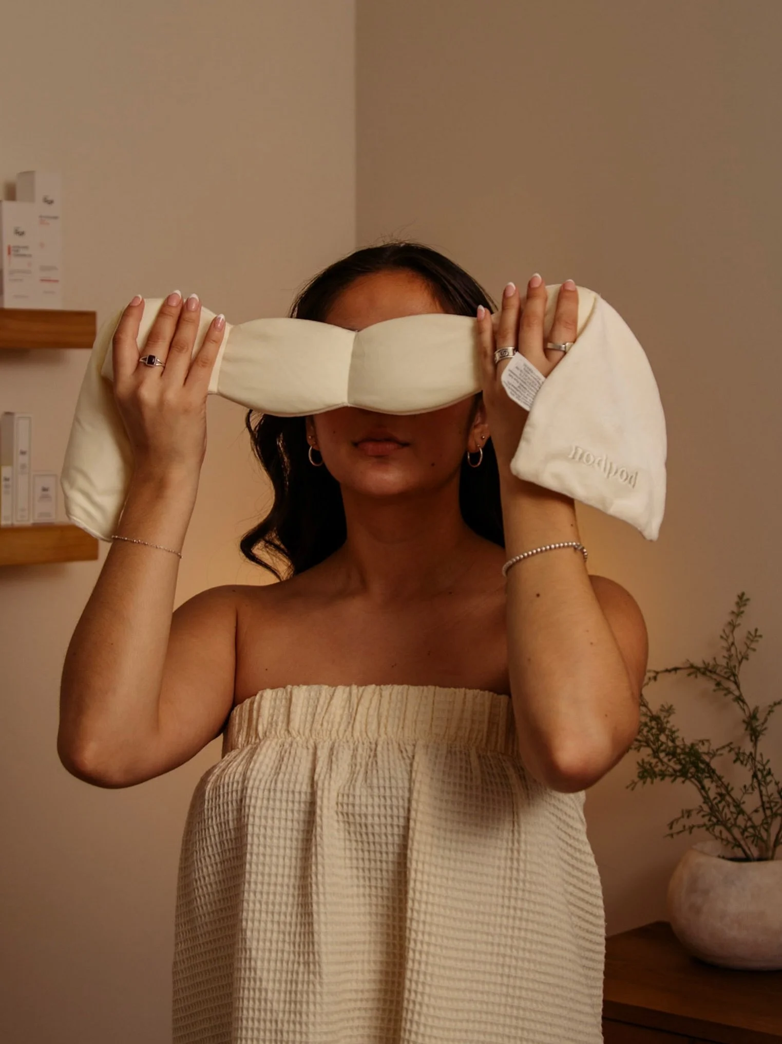 There are small details in a treatment that completely shift how the body receives care.

The @nodpodofficial sleep mask is one of them. Using gentle deep-touch pressure across key points to calm the mind, ease tension, and support deeper rest.

Now 