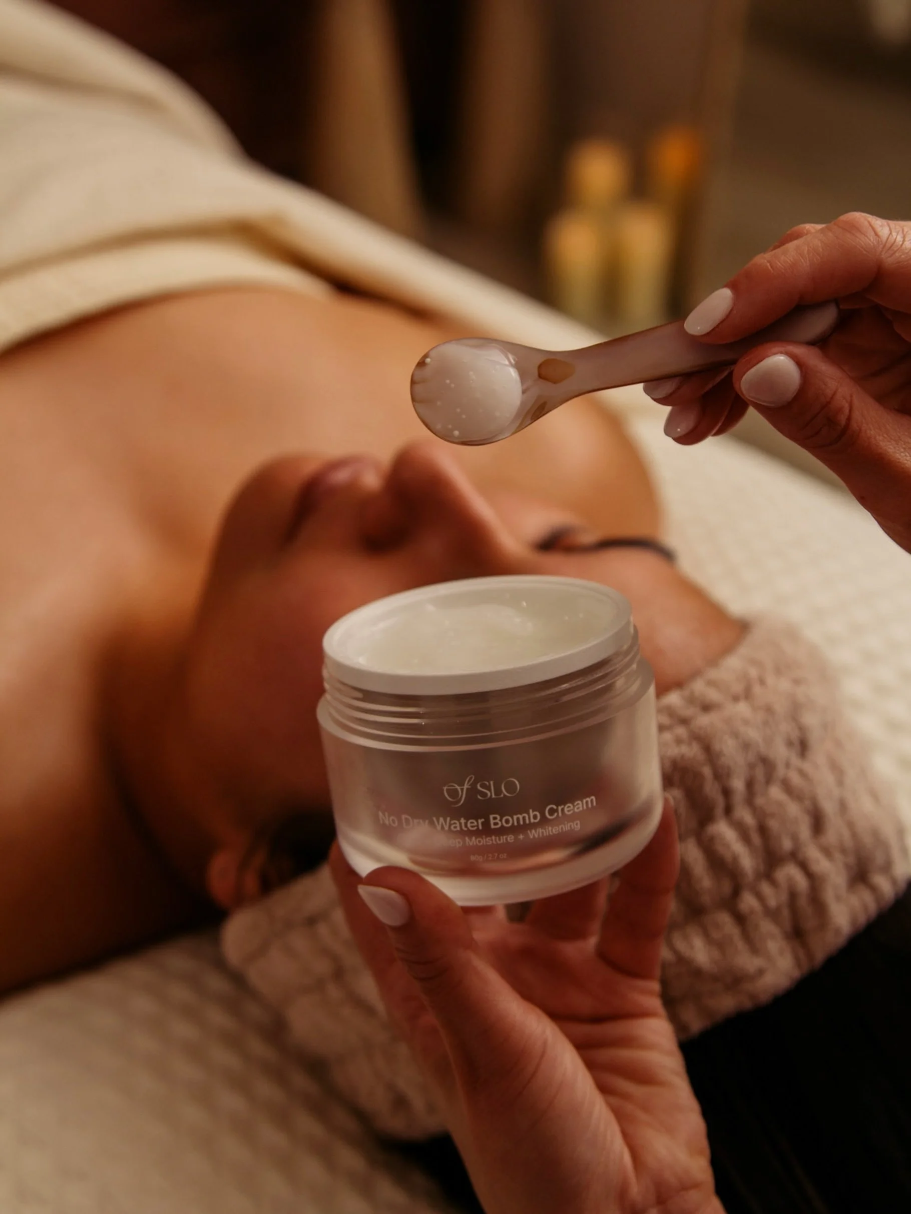 The No Dry Water Bomb Cream delivers long-lasting moisture in an ultra-light texture that absorbs instantly into the skin. Powered by freeze-dried probiotic capsules that melt upon application, it helps strengthen the skin barrier and maintain hydrat