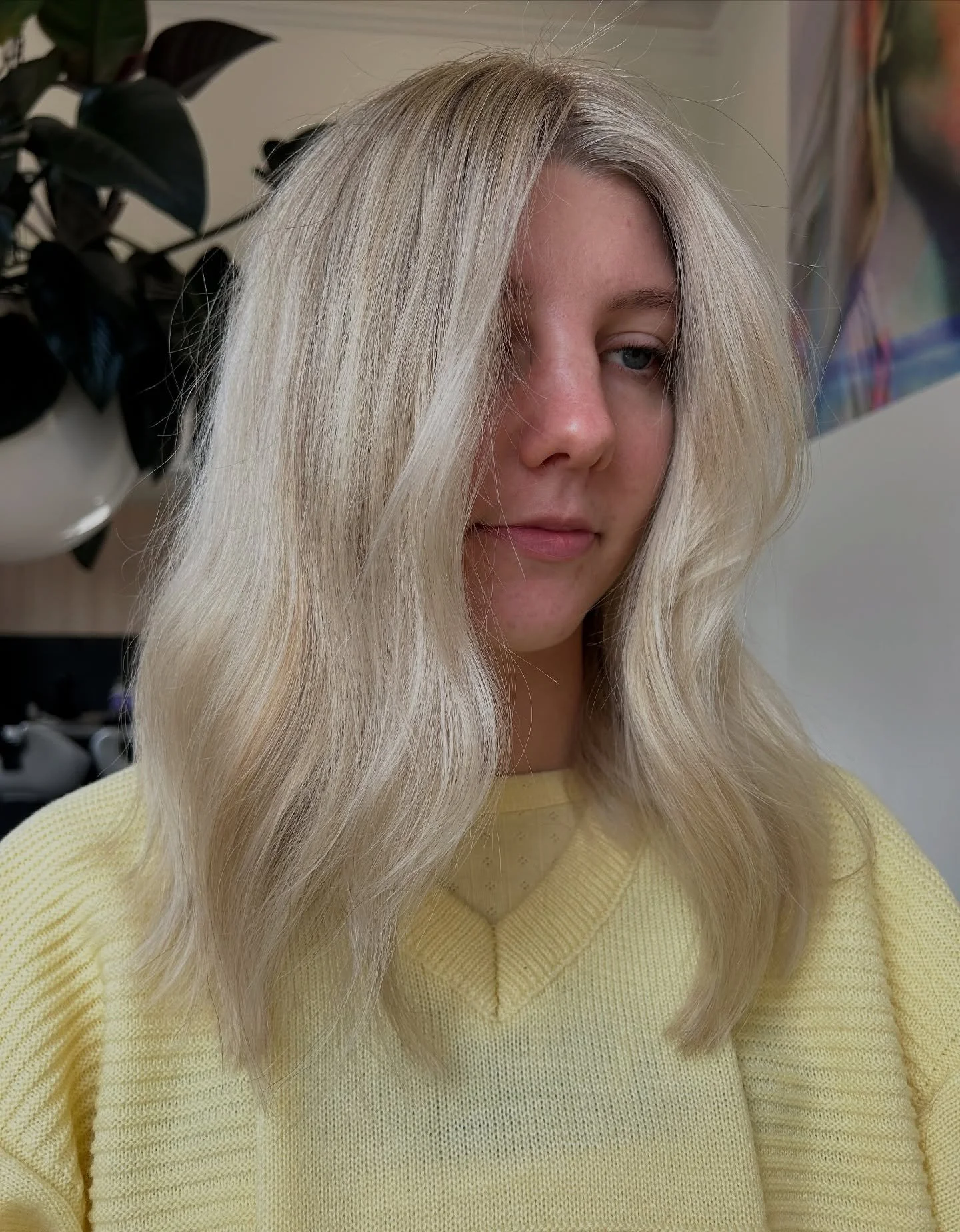 BRIGHT BLONDE, COMIN&rsquo; IN HOT 👏🏼🤍
Using @evohair ⚡️

Do you lighten up in winter to beat the gloomy vibes?
Because who says blonde is just for summer? 😏✨