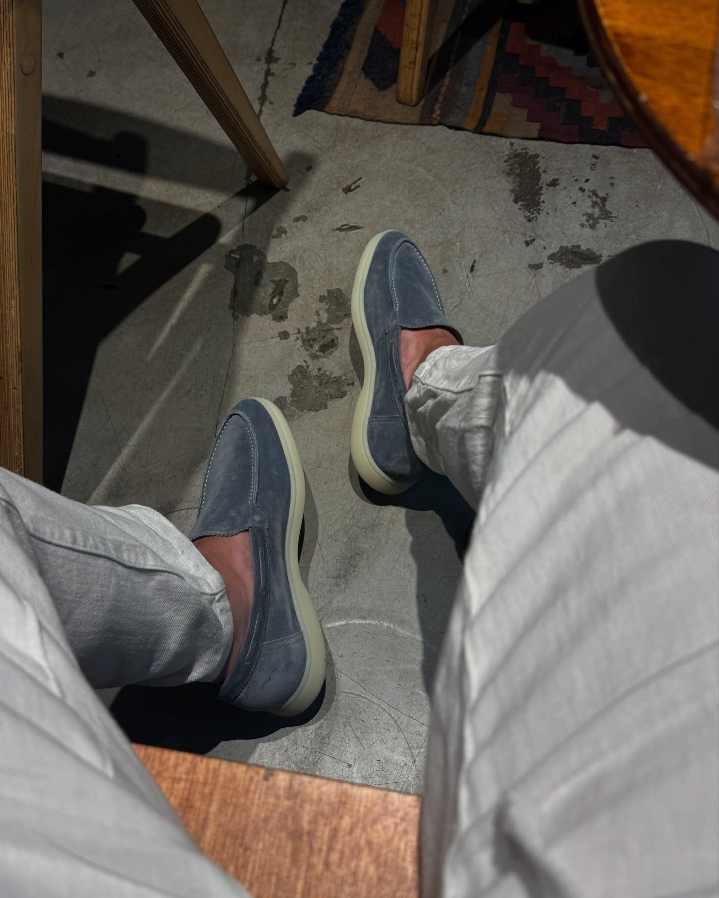 Having some ice on the latte, so cold as to be light blue itself.

#Loafers
#Surf