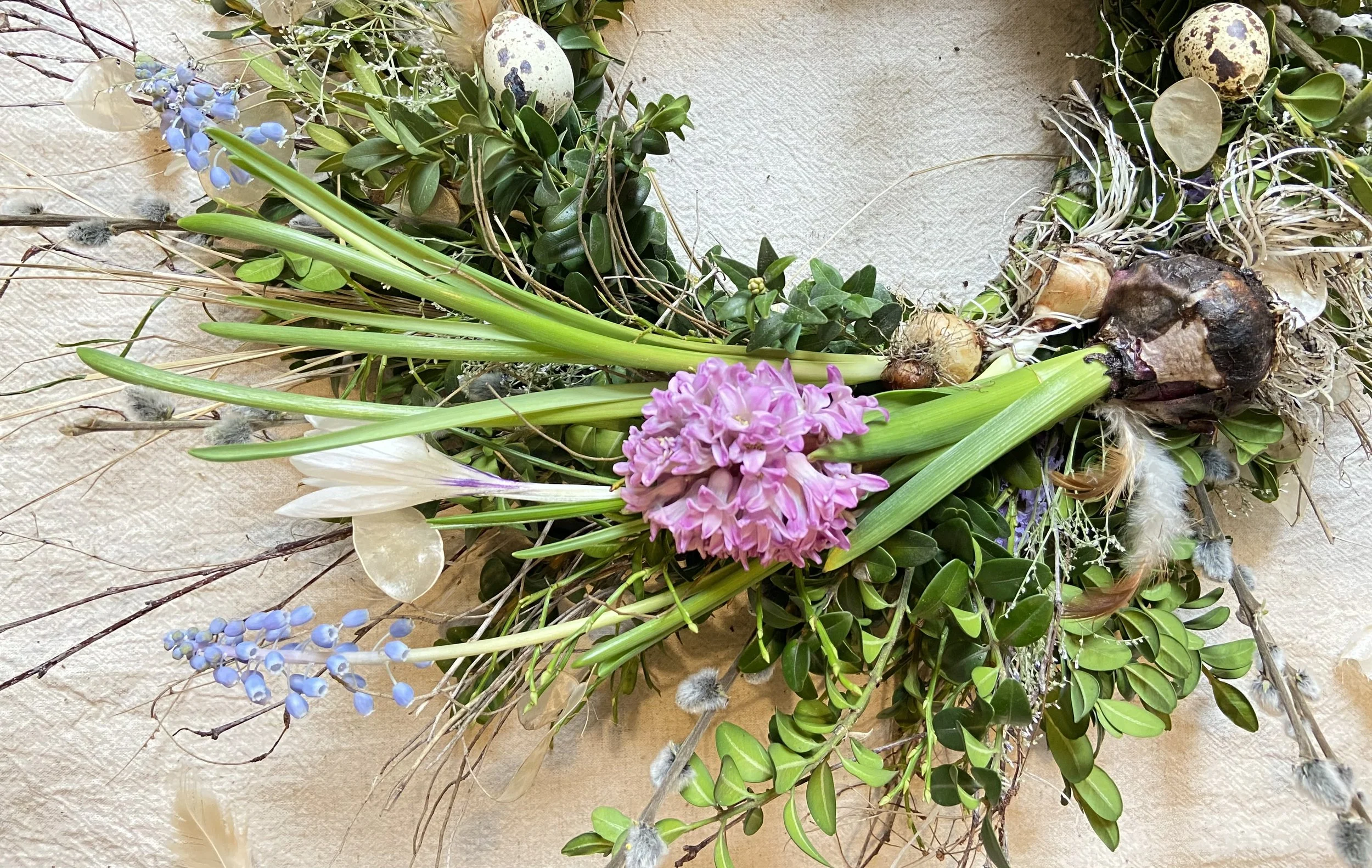 Frühlingskranz Workshop, binde einen natürlichen Frühlingskranz für zu Hause, mit echten, duftenden Zwiebelblumen und frischen Materialien so wie Trockenblumen
