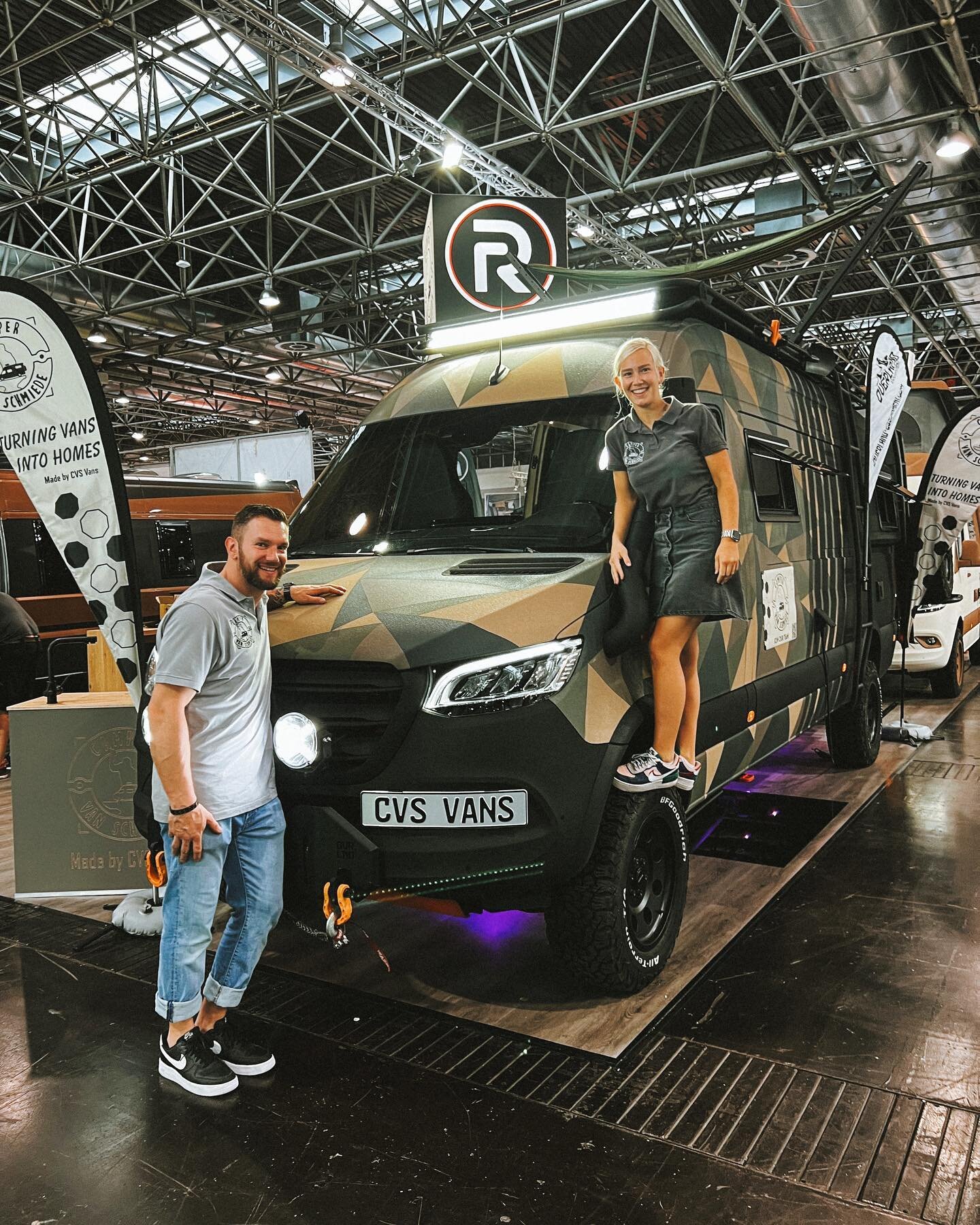 READY FOR YOU! CARAVAN SALON D&uuml;sseldorf 2022. Wir freuen uns auf Euch und sind gespannt, was ihr zu den beiden Fahrzeugen sagt. #caravansalon #vanlifegermany #vanlifeeurope #d&uuml;sseldorf #campervan #sprinterconversion #startup #sprinter4x4 #m