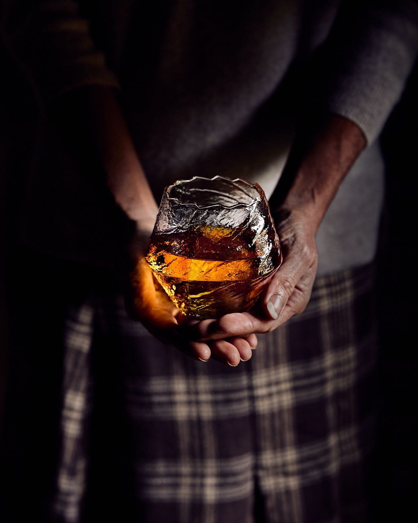 A Wee Dram In the Hand

&lsquo;The light is what guides you hoe, the warmth is what keeps you there&rsquo;

#capturequiet #embracingtheseasons #poetryofsimplethings #weedram #whisky #scotch #handsinframe #moodylight #brownaesthetic #cottagecore