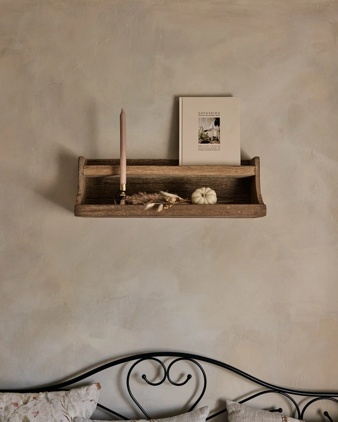 As the evenings draw in and the air grows crisp, there&rsquo;s something soul-soothing about creating a homely autumnal sanctuary. 🍂

From timeworn shelves cradling soft candlelight and treasured reads, to wire baskets brimming with orchard apples, 