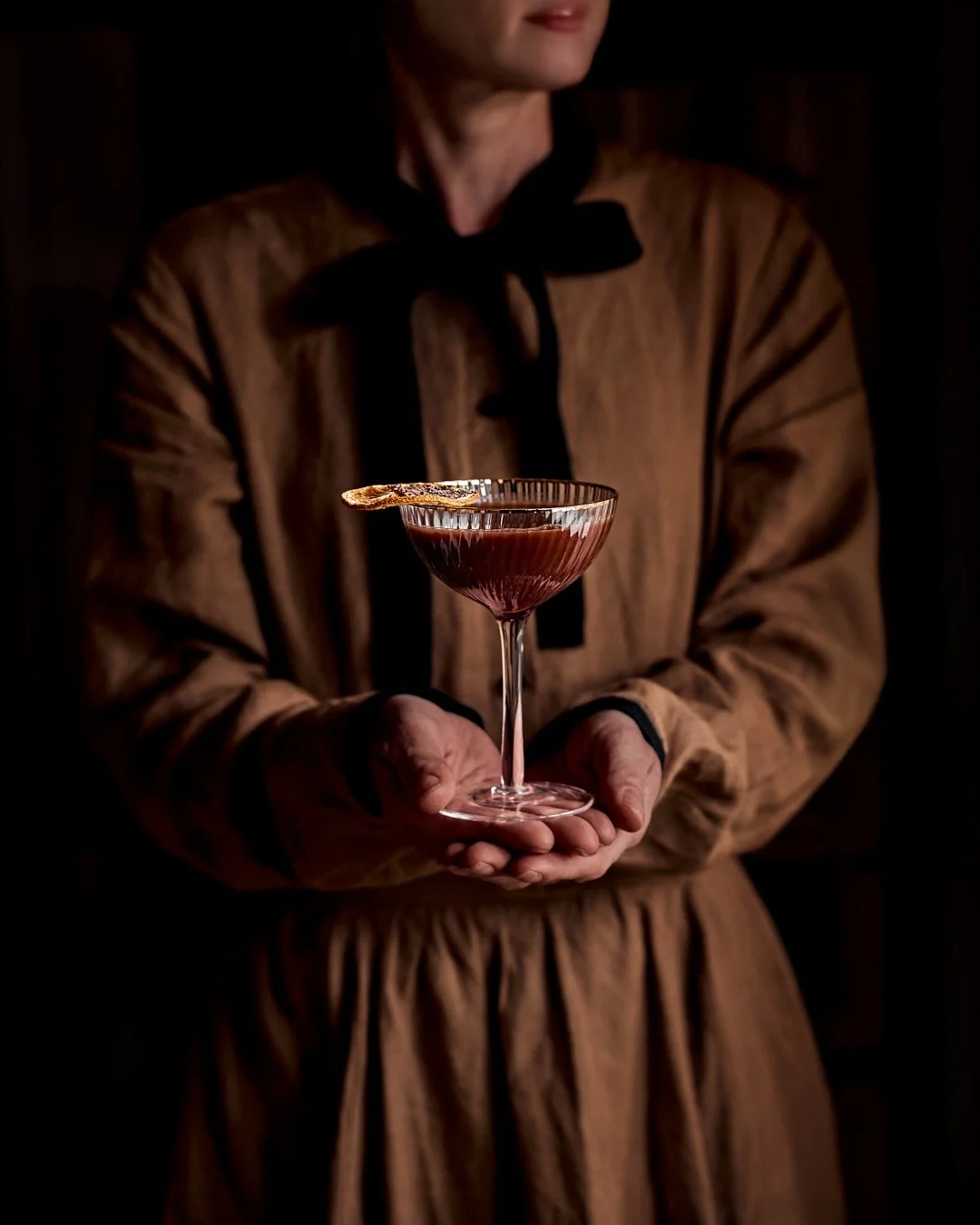 Bonfire Chocolate Martini RECIPE BELOW ⬇️ 

INGREDIENTS
For The Chocolate Muscovado Syrup

100g @bareboneschocolate Salted Chocolate Flakes

100g Light Muscovado Sugar

150ml Water
For One Drink

1 Cinnamon Stick

50ml Citrus Forward Gin (I use Monke
