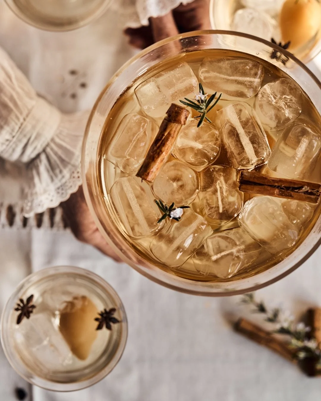 Festive Amaretto &amp; Poached Pear Punch RECIPE BELOW ⬇️ 

There&rsquo;s something quietly magical about the scent of pears simmering with cinnamon and star anise &mdash; the kind of fragrance that turns a cold afternoon golden. This festive punch f