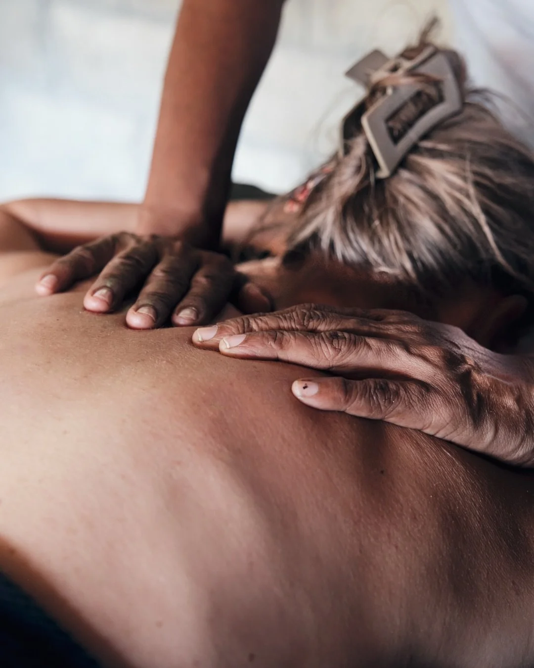 Connection lives in the smallest moments &mdash; a hand held, a gentle touch, a pause that says I&rsquo;m here. Tenderness doesn&rsquo;t ask for attention; it&rsquo;s felt, quietly, and remembered long after.💜💜💜

Shot for @bamboo_massage_ahungalla