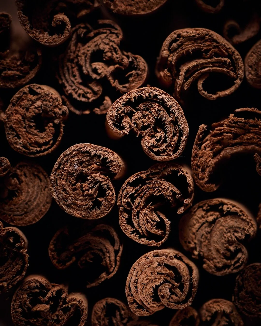 Sri Lankan spices in their purest poetry &mdash; the deep warmth of cinnamon, the verdant whisper of curry leaves, their unparalleled fragrance breathing life into every recipe. Aromatic, vibrant, and utterly intoxicating. 

#spicelovers #srilankanfo