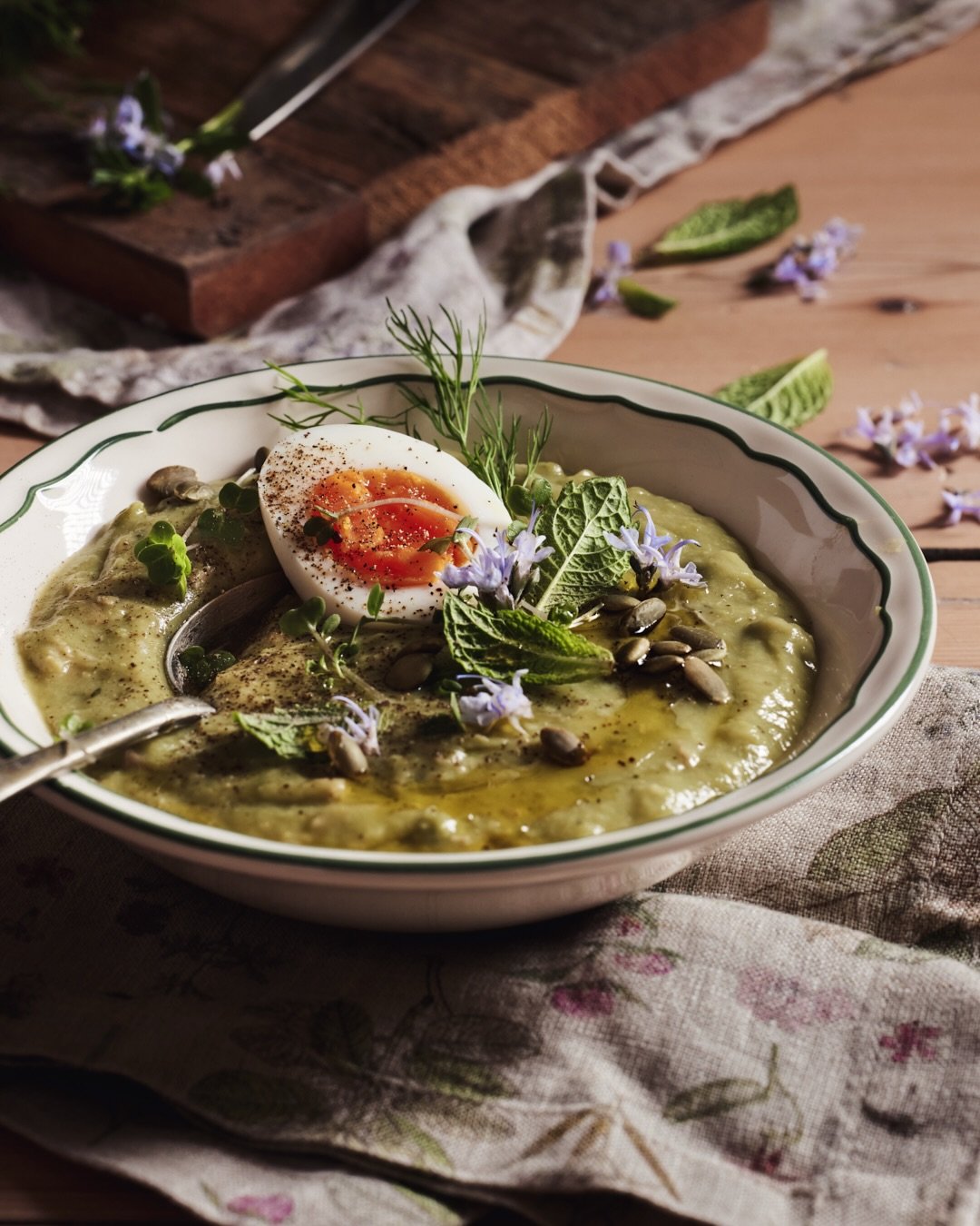 Leek, Asparagus &amp; Avocado Soup 💚🍃

Ingredients

3 tbsp extra virgin olive oil, plus extra to finish @wearegoodphats 

3 large leeks, trimmed, washed well and finely sliced

2 garlic cloves, finely sliced

2 bunches asparagus (approx. 400g), woo