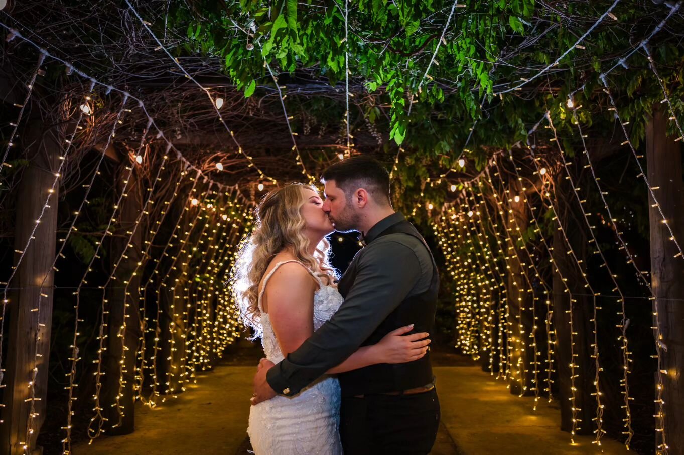 It's worth sneaking away for a quick night shot...it also gives you a little time to smooch and have some time together. 📷💕😍
.
.
.
.
#brookleighwedding #brookleighweddings #brookleighestatewedding #brookleighestateweddings #brookleighweddingphotos