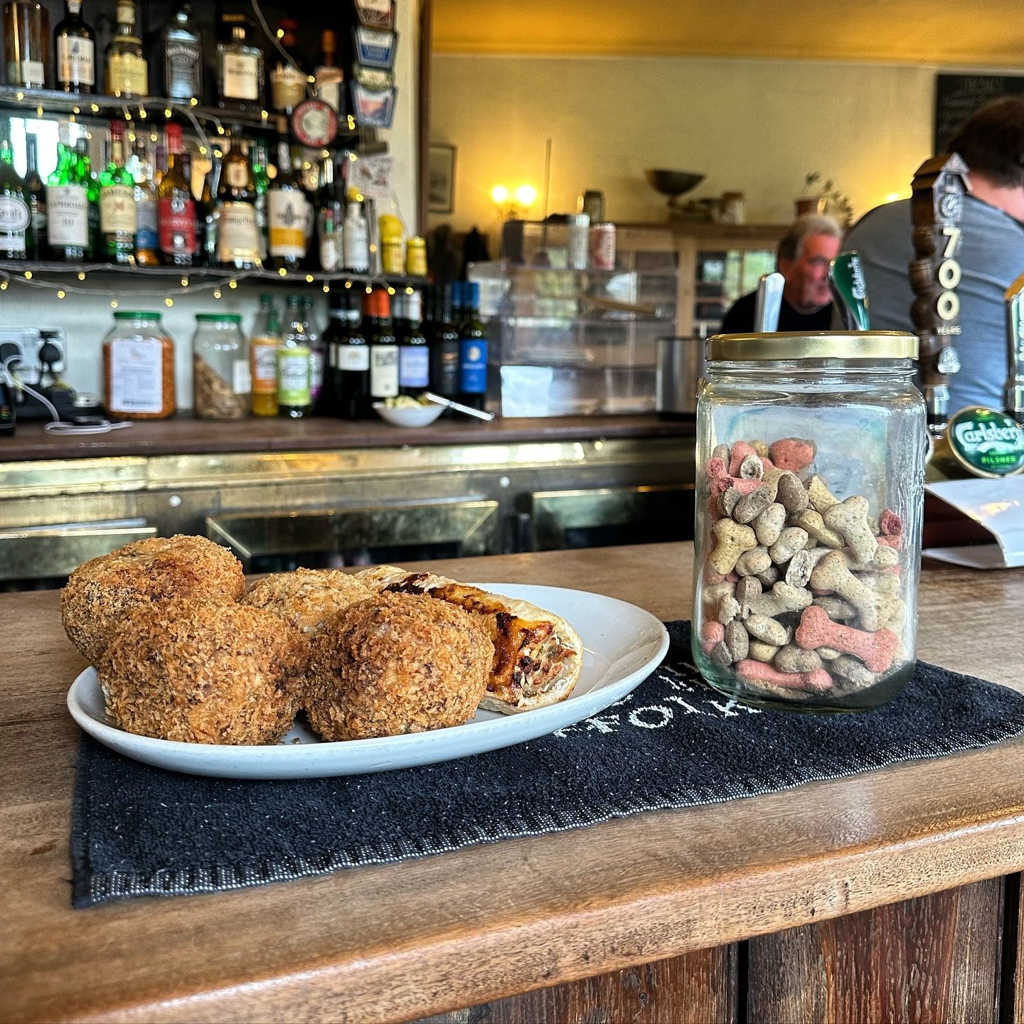 Bar snacks for everyone&hellip; 🙎&zwj;♂️🐶

.
.
.

#framlinghamtown #framlingham #suffolk #suffolkcounty #suffolkcoast #dogfriendly #goodpub #goodfood #gooddrink