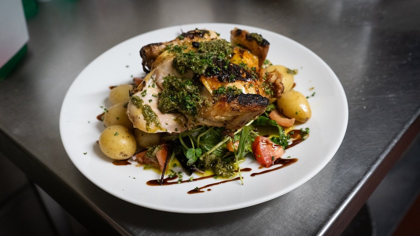 Spatchcoked Gressingham Poussin, Salsa Verde, New Potato&rsquo;s + Salad 🍴

Available in the evening board. 

To book a table please phone 01728 723455

.
.
.

#gressingham #poussin #yummy #yummyfood #framlingham #suffolk #visiteastofengland #eastan