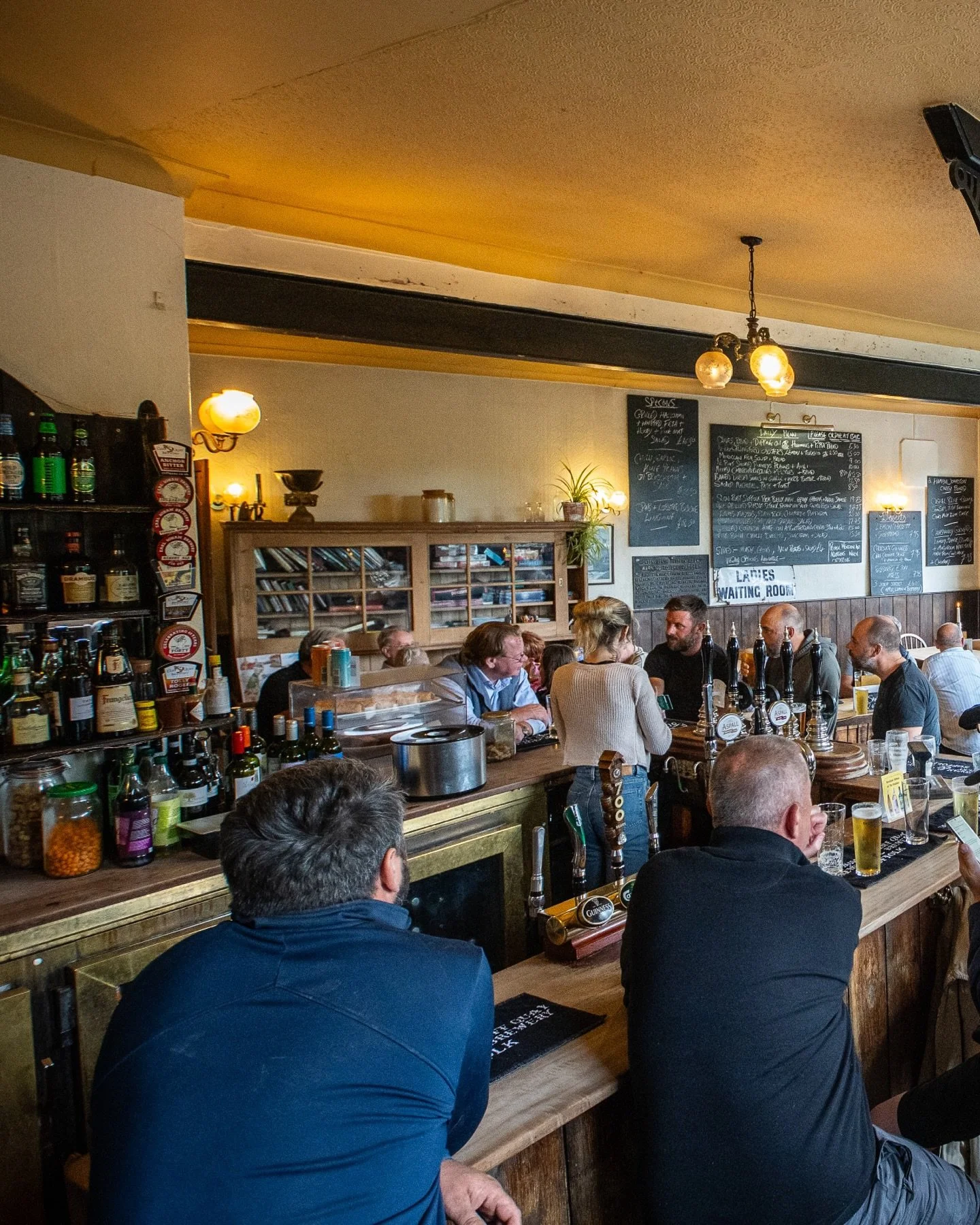 A place where time stands still, and one beer will most likely always turn into two&hellip;🍻

#framlingham #beer #suffolk #suffolkpub #suffolkcounty #eastanglia #bitter #ales #larger #oldpub #home #goodfood #gooddrink
