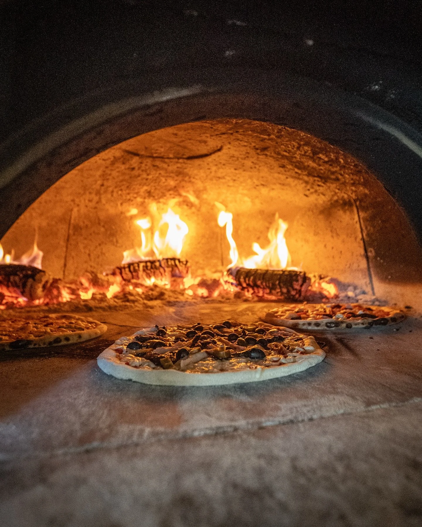 It&rsquo;s that time of the week again! 🍕🍻

Wood-fired pizza night is here.

📲 Order from 4 PM | Collect from 5 PM
We&rsquo;re open from 5 PM till 8 PM 

Check our stories for the latest menu&hellip;

#woodfired #woodfiredpizza #suffolkpub #suffol