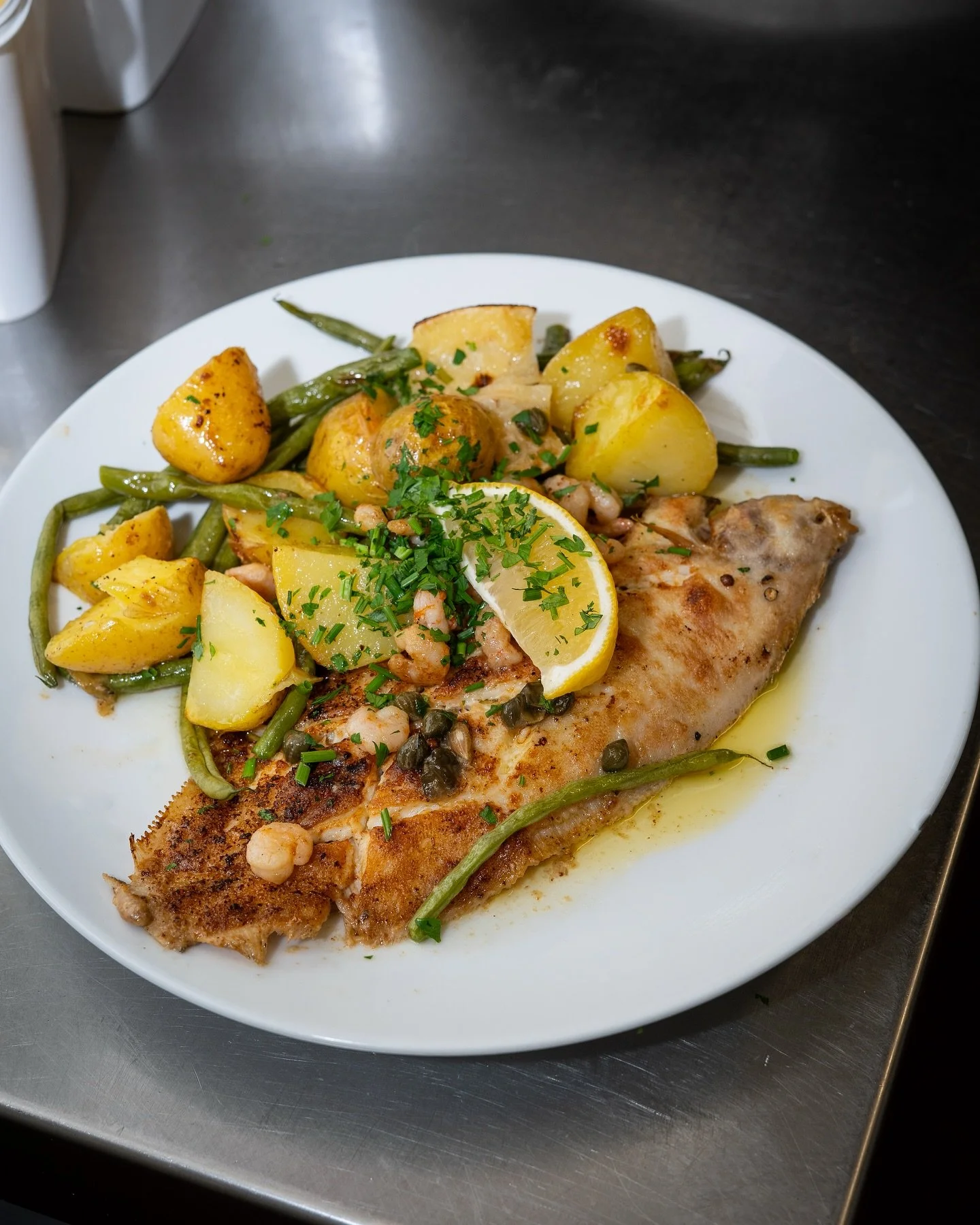 Decisions, decisions&hellip; Lemon Sole or Hake?

Both fresh, local &amp; cooked to perfection &ndash; which would you choose? 

#framlingham #suffolk #eastanglia #hake #lemonsole #seafood #britishseafood #hearty #suffolkpub