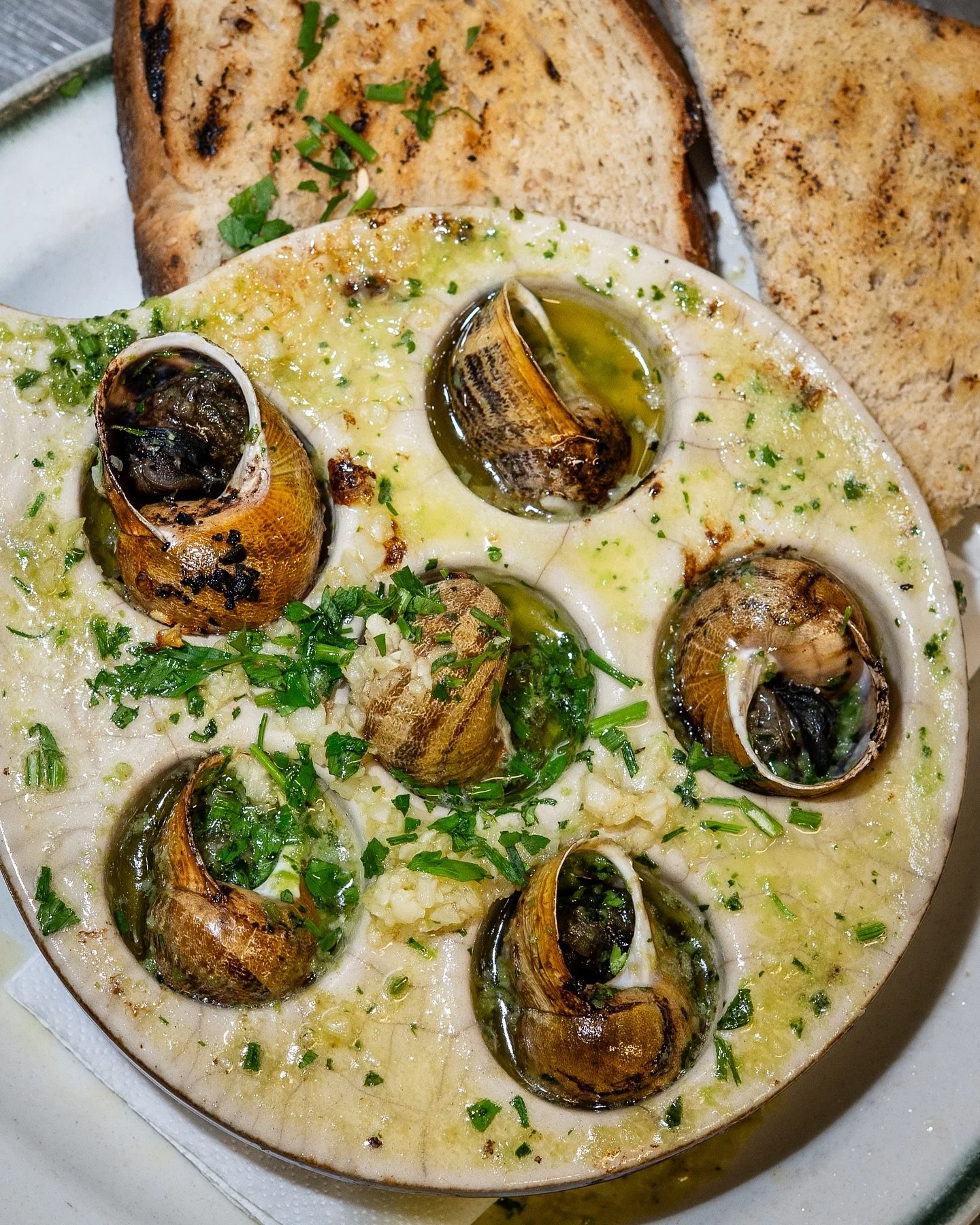 Over ten years on the menu and still stealing the show! Our classic escargot starter&hellip; 🐌💛

#escargot #snails #starter #suffolk #suffolkpub #eastanglia #framlingham