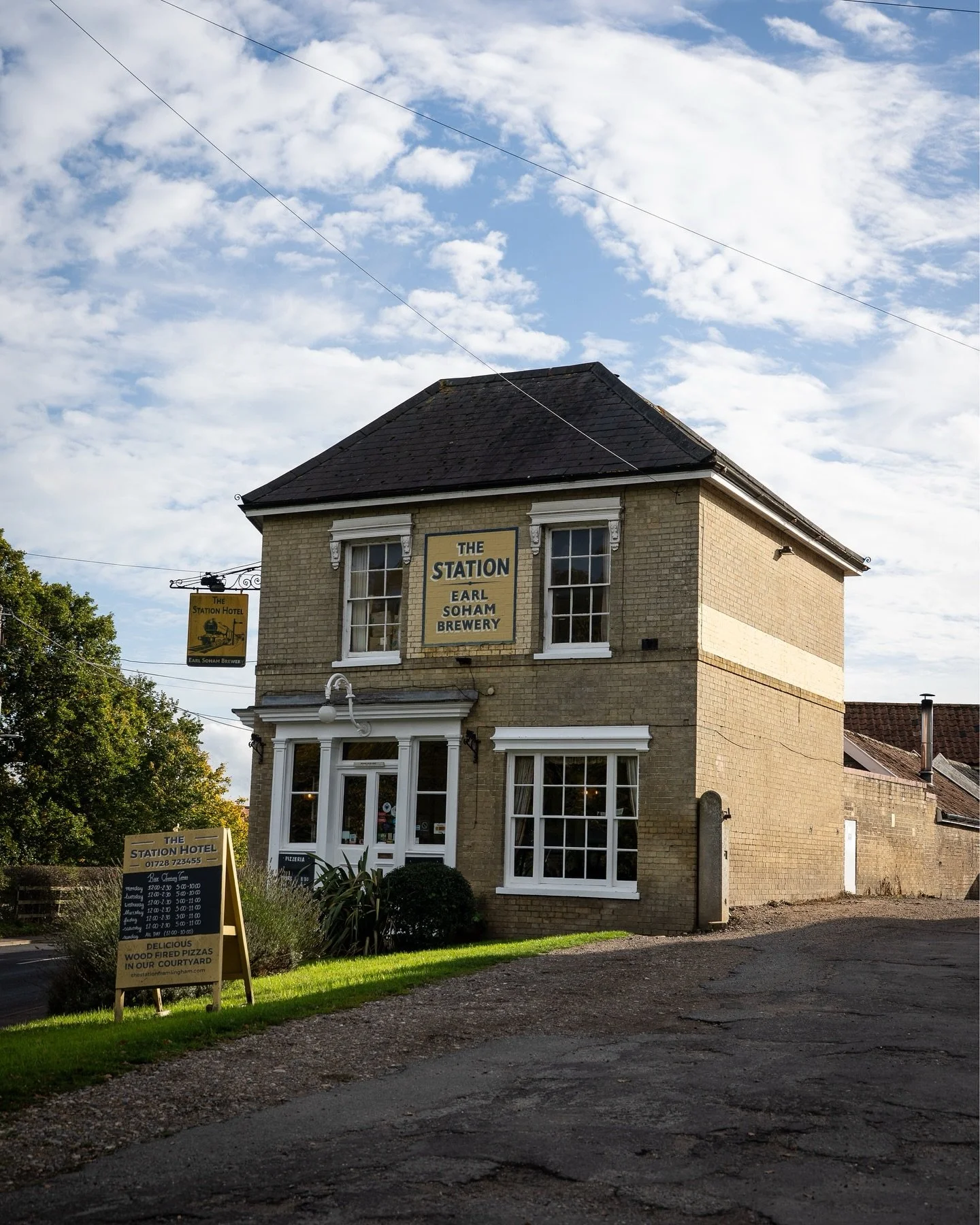A quiet afternoon, two old friends, and the kind of sunshine that makes you stay for one more… 
#framlingham #suffolk #pints #beer #goodtimes #autmn #autumnvibes #friends #suffolkpub #framstation #foru #dog #pub