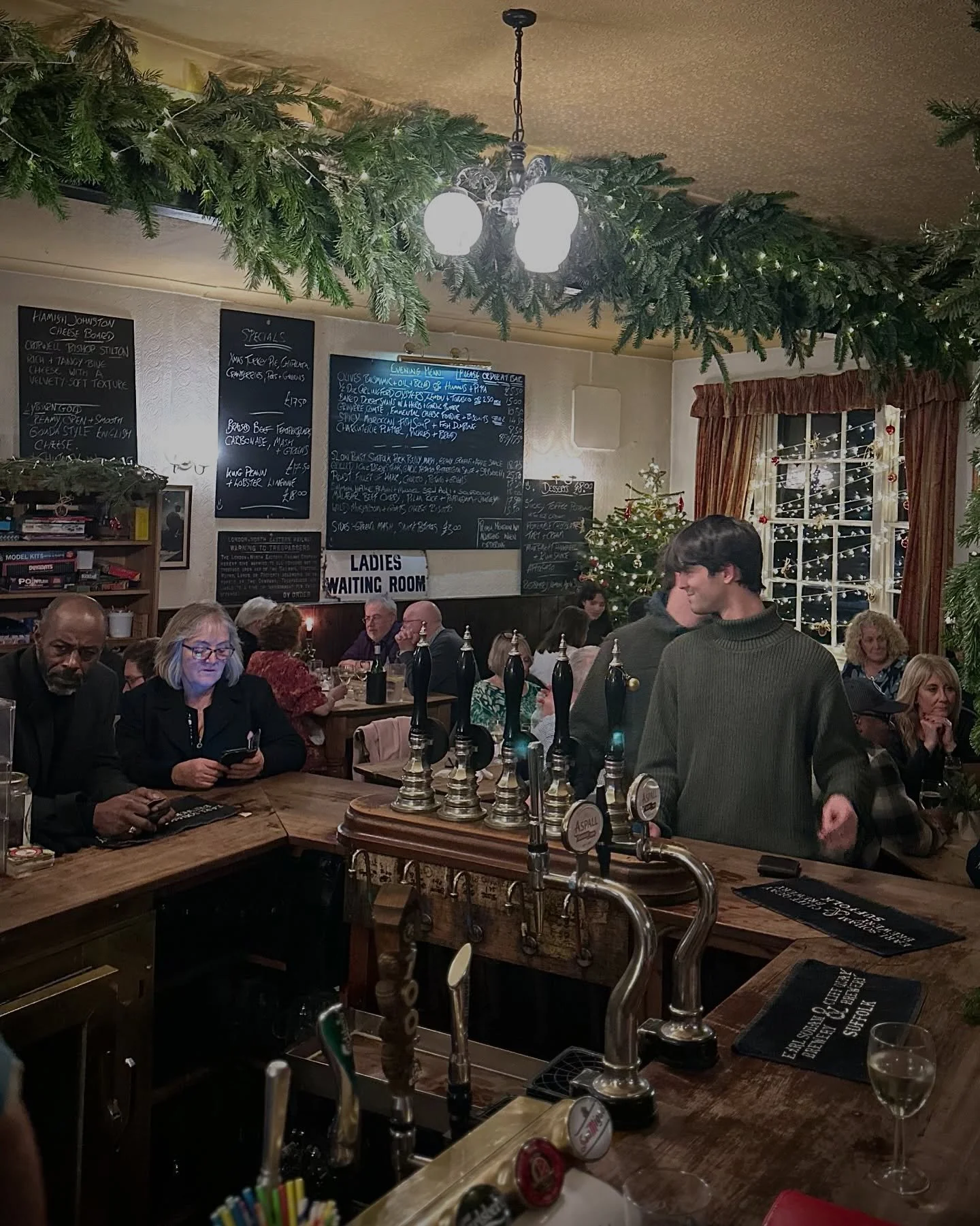 ✨ Christmas at The Station Hotel ✨
&lsquo;Tis the season for good food, great company, and festive cheer! 🎄💛

Our Christmas bookings are now open, and tables are filling fast. Please book in advance to avoid any disappointment during this magical t