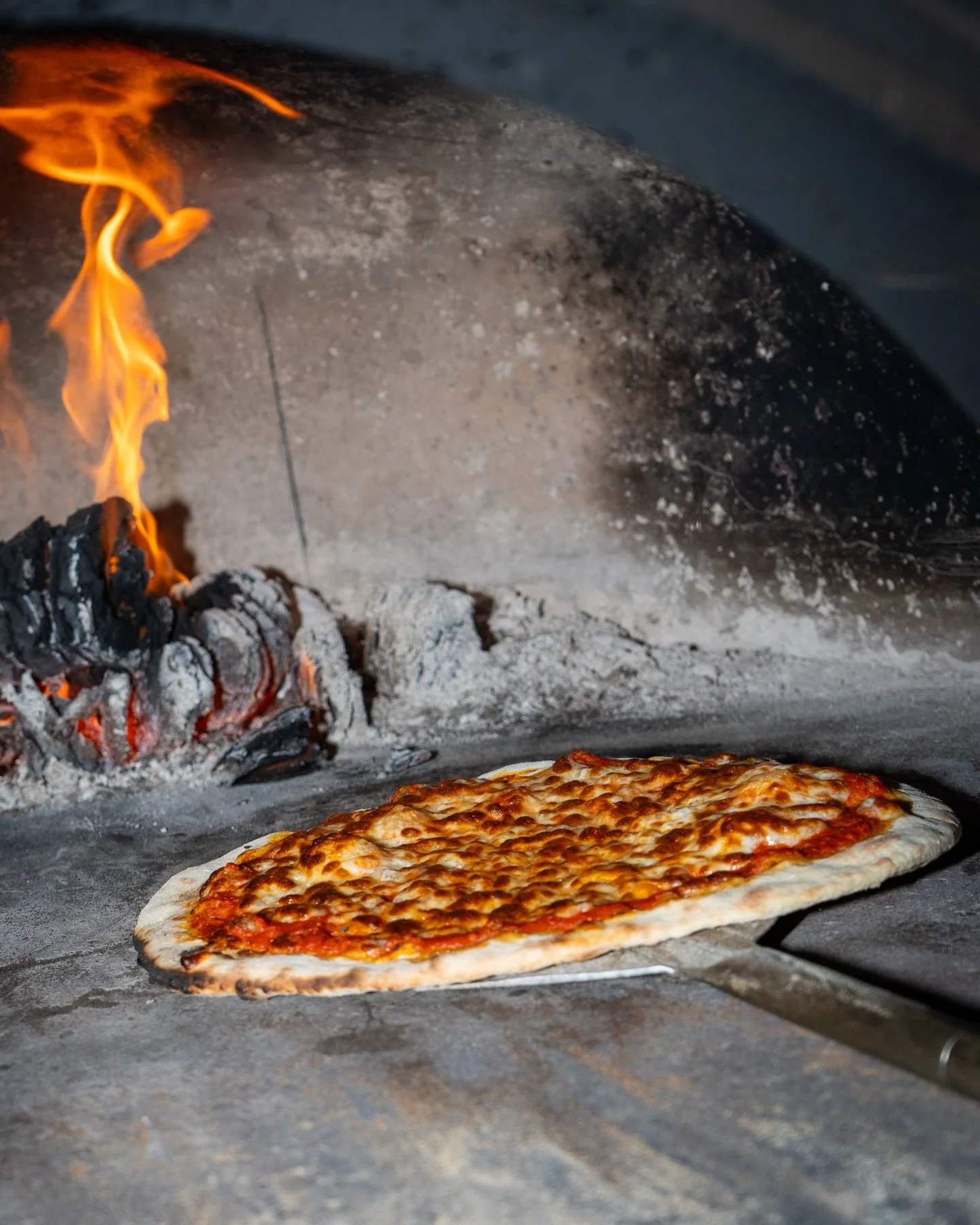 Can you ever go wrong with a margarita pizza? 🍕
Plain, simple&hellip; and ever so yummy.

Swipe across for our menu! Please phone 01728 727167

#woodfiredpizza #framlingham #suffolk #suffolkpub #pizzagram