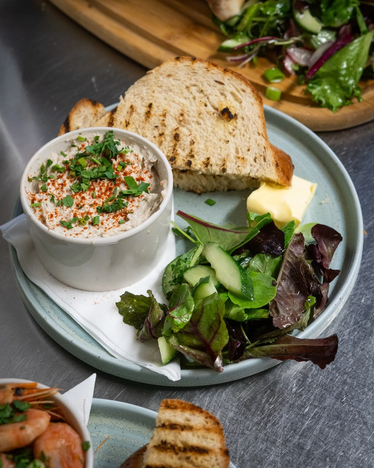 Smoked mackerel p&acirc;t&eacute;, Chicken Caesar Salad, then rhubarb &amp; ginger frangipane tart with ice cream.
Three courses, all lovely stuff. Sound good&hellip;? 😃💛

#foodie #suffolkpub #framlingham #suffolk #food